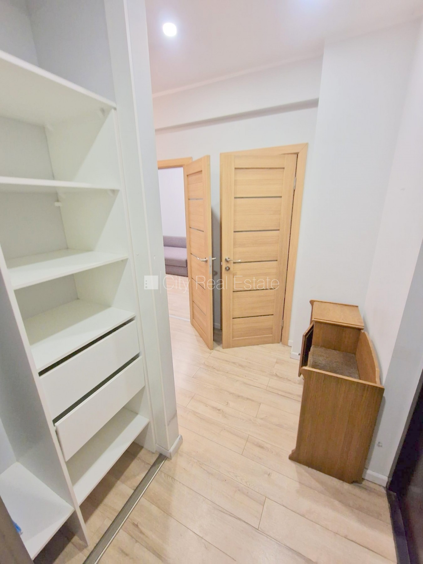 Sludinājumi. Pagalma ēka, renovēta māja, labiekārtots apzaļumots pagalms, vieta automašīnai, kāpņu telpa pēc Cena: 260 EUR/mēn Foto #17