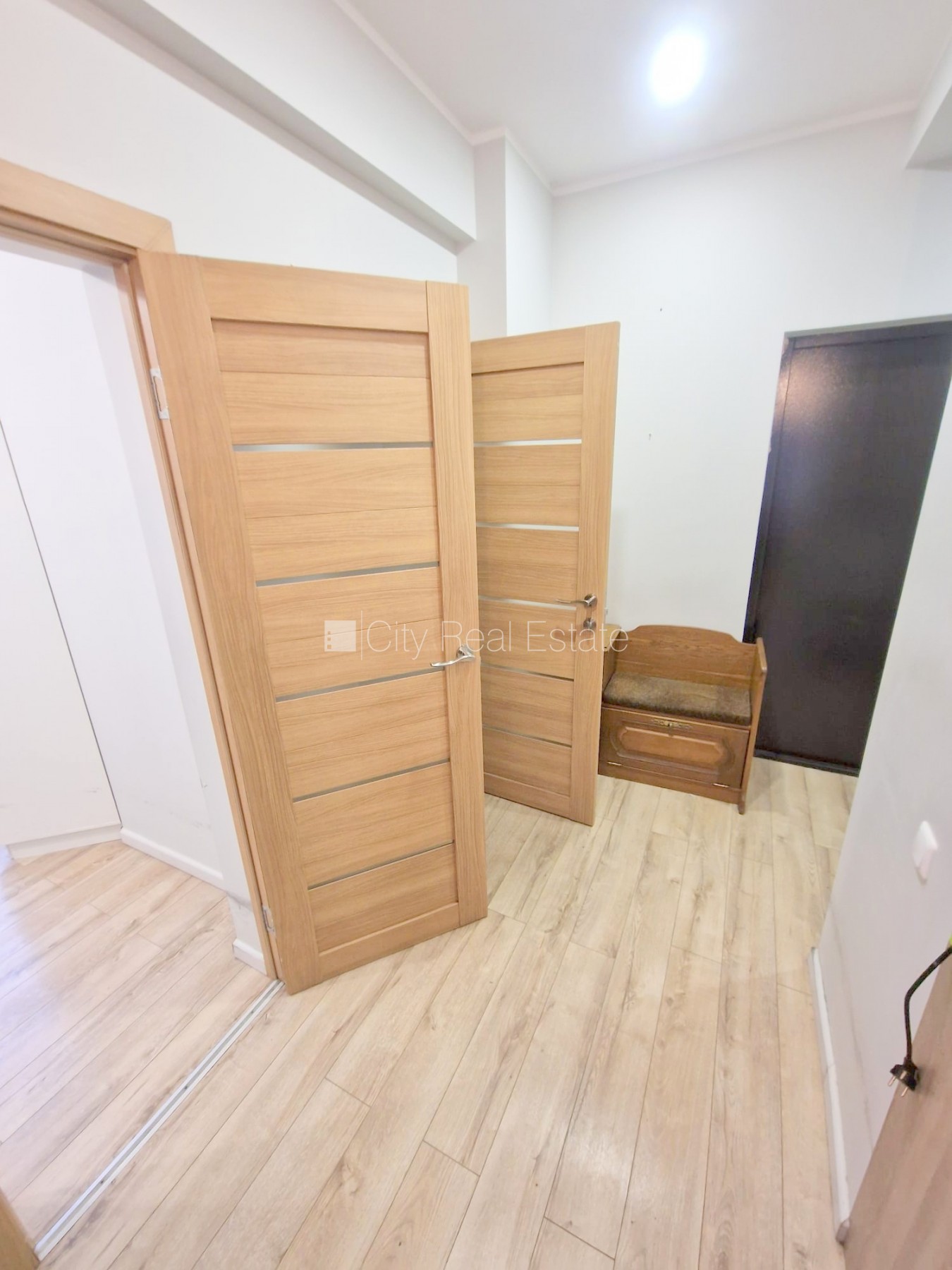 Sludinājumi. Pagalma ēka, renovēta māja, labiekārtots apzaļumots pagalms, vieta automašīnai, kāpņu telpa pēc Cena: 260 EUR/mēn Foto #14