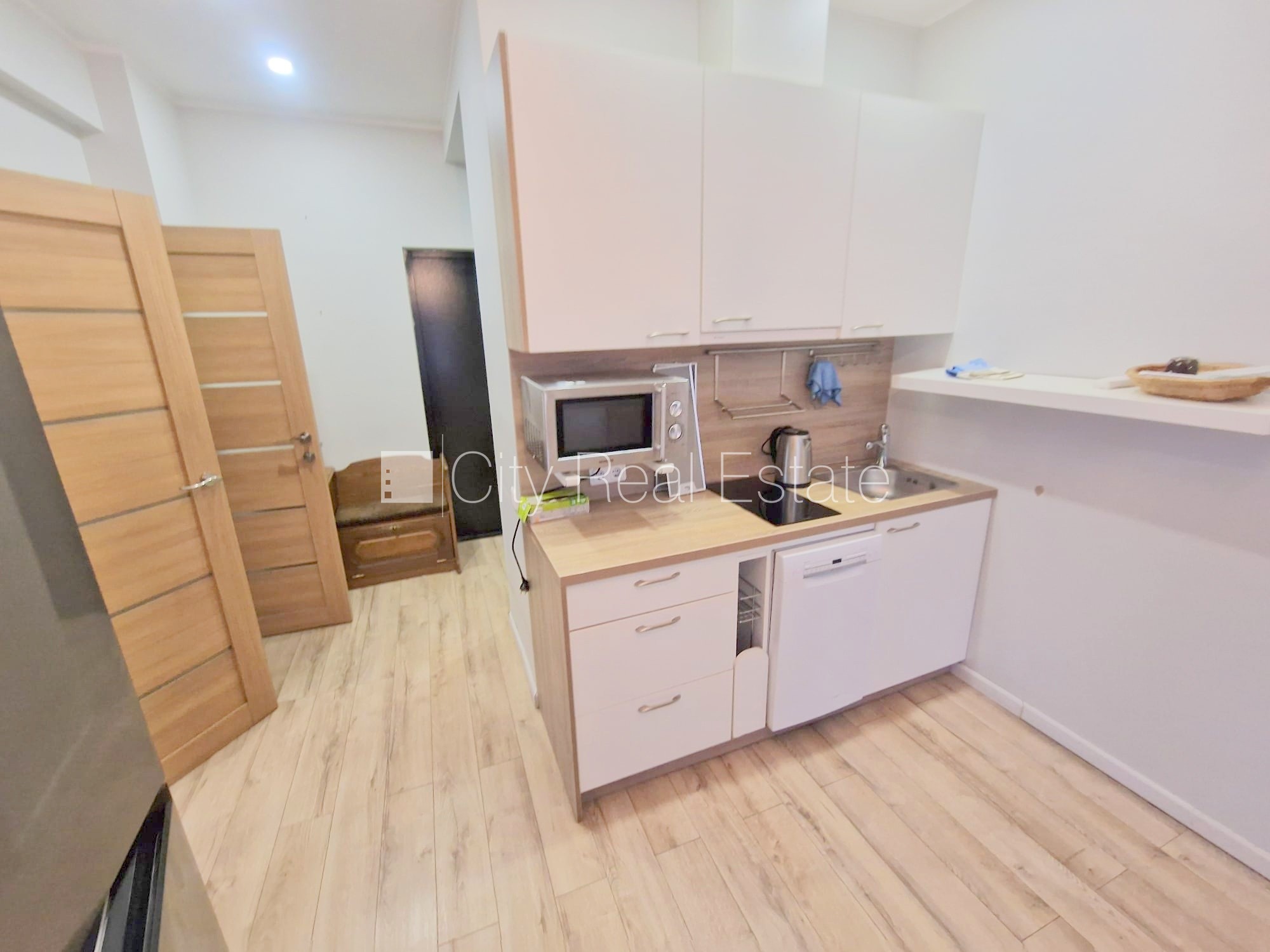 Sludinājumi. Pagalma ēka, renovēta māja, labiekārtots apzaļumots pagalms, vieta automašīnai, kāpņu telpa pēc Cena: 260 EUR/mēn Foto #3