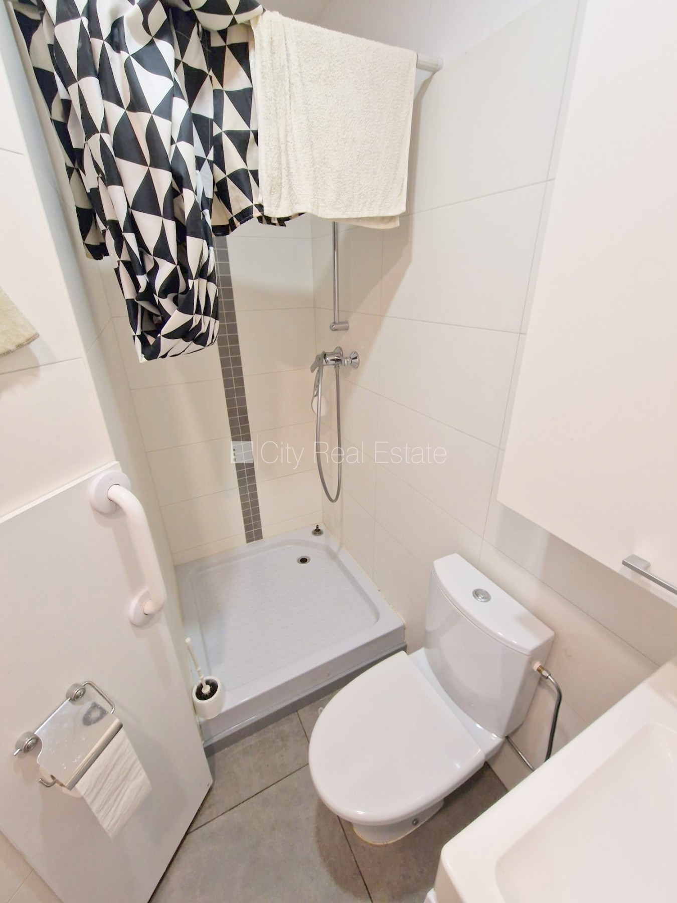 Sludinājumi. Pagalma ēka, renovēta māja, labiekārtots apzaļumots pagalms, vieta automašīnai, kāpņu telpa pēc Cena: 260 EUR/mēn Foto #16