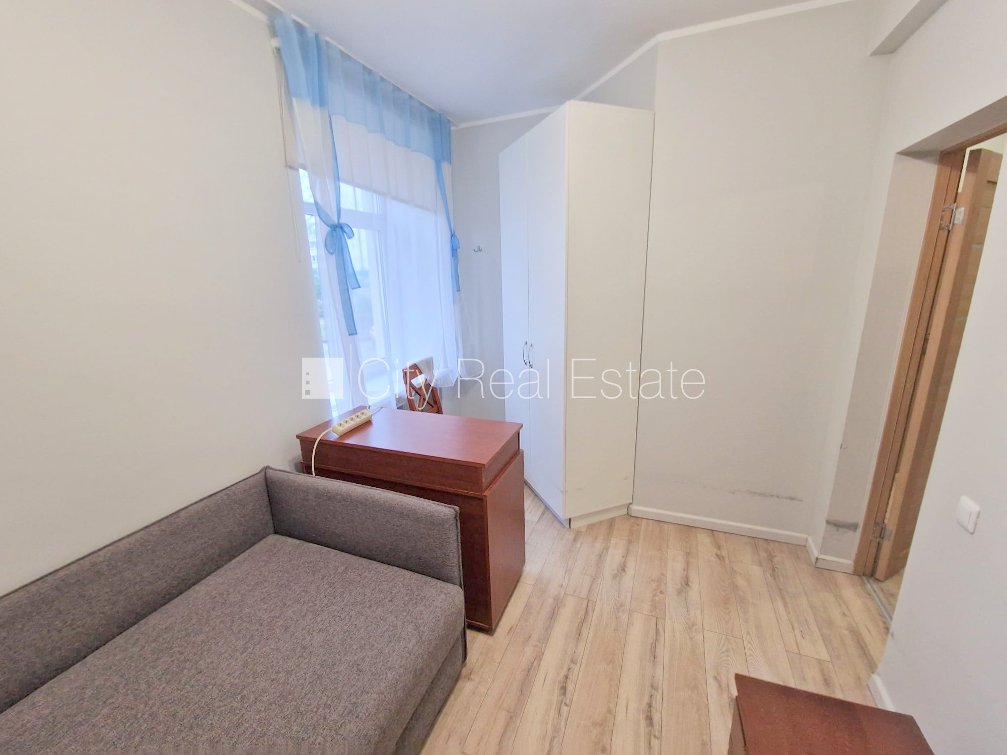 Sludinājumi. Pagalma ēka, renovēta māja, labiekārtots apzaļumots pagalms, vieta automašīnai, kāpņu telpa pēc Cena: 260 EUR/mēn Foto #13