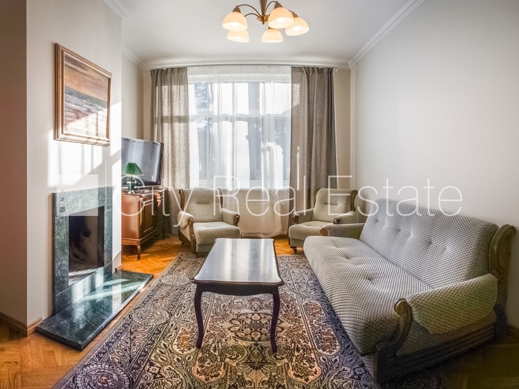 Sludinājumi. Puse mājas, dzīvokļu skaits ēkā  2 gab., zaļā teritorija, iežogota teritorija ar metāla sētu, Cena: 2500 EUR/mēn Foto #2