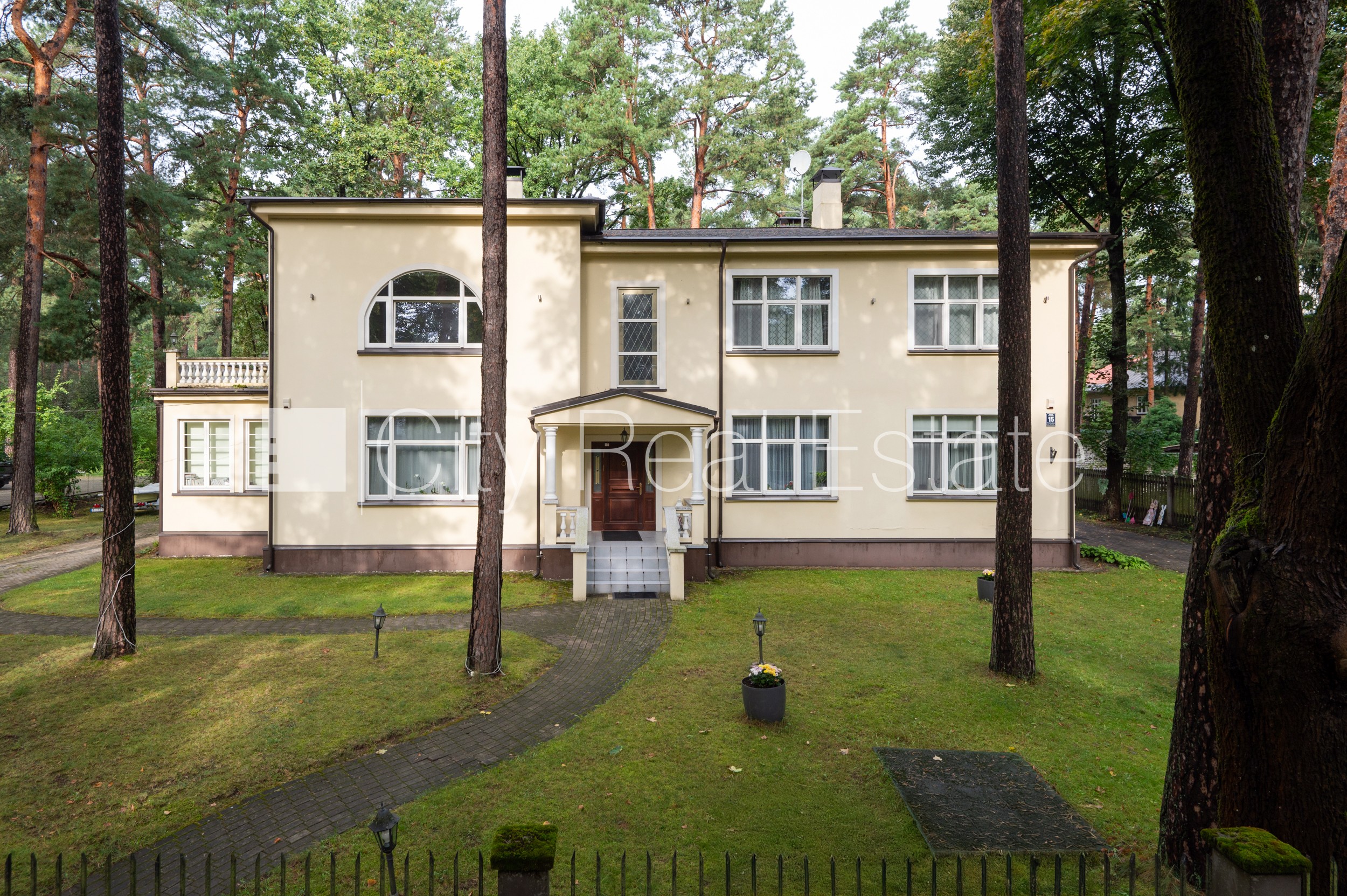 Sludinājumi. Puse mājas, dzīvokļu skaits ēkā  2 gab., zaļā teritorija, iežogota teritorija ar metāla sētu, Cena: 2500 EUR/mēn Foto #1