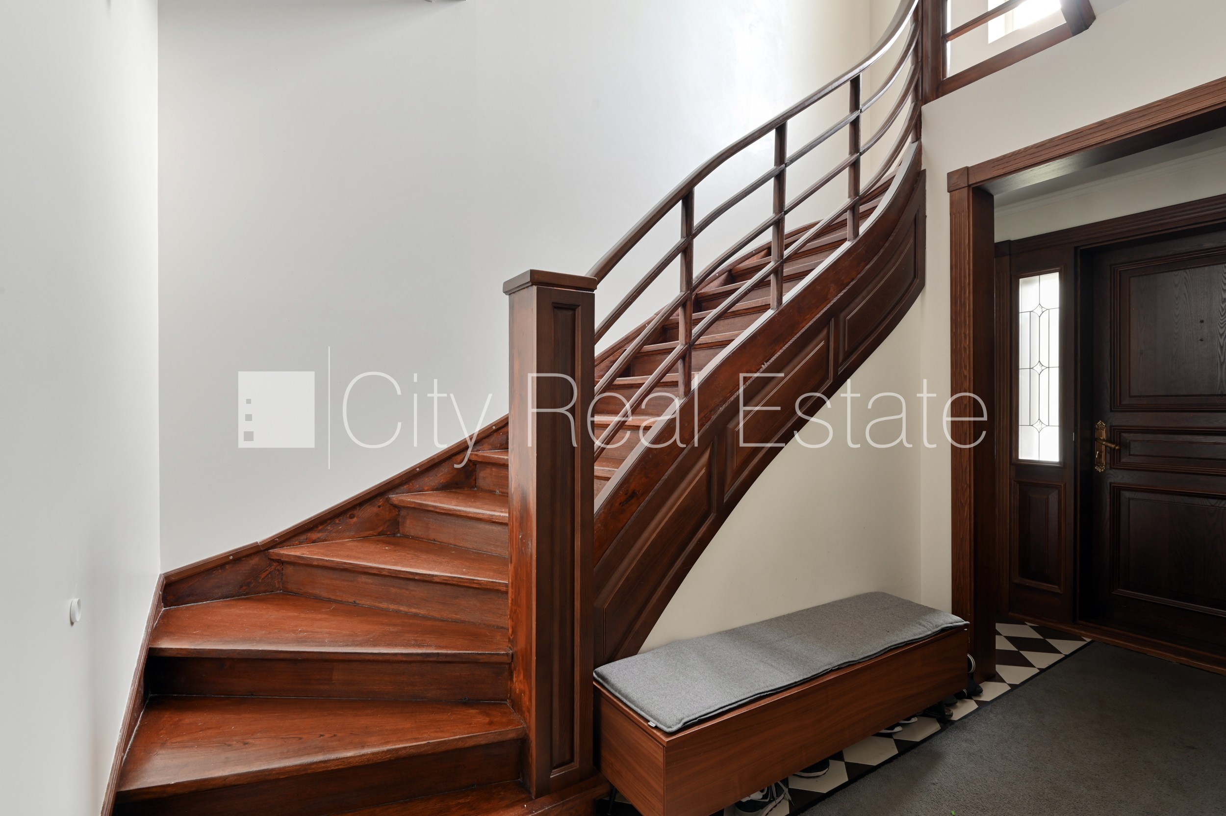 Sludinājumi. Puse mājas, dzīvokļu skaits ēkā  2 gab., zaļā teritorija, iežogota teritorija ar metāla sētu, Cena: 2500 EUR/mēn Foto #13