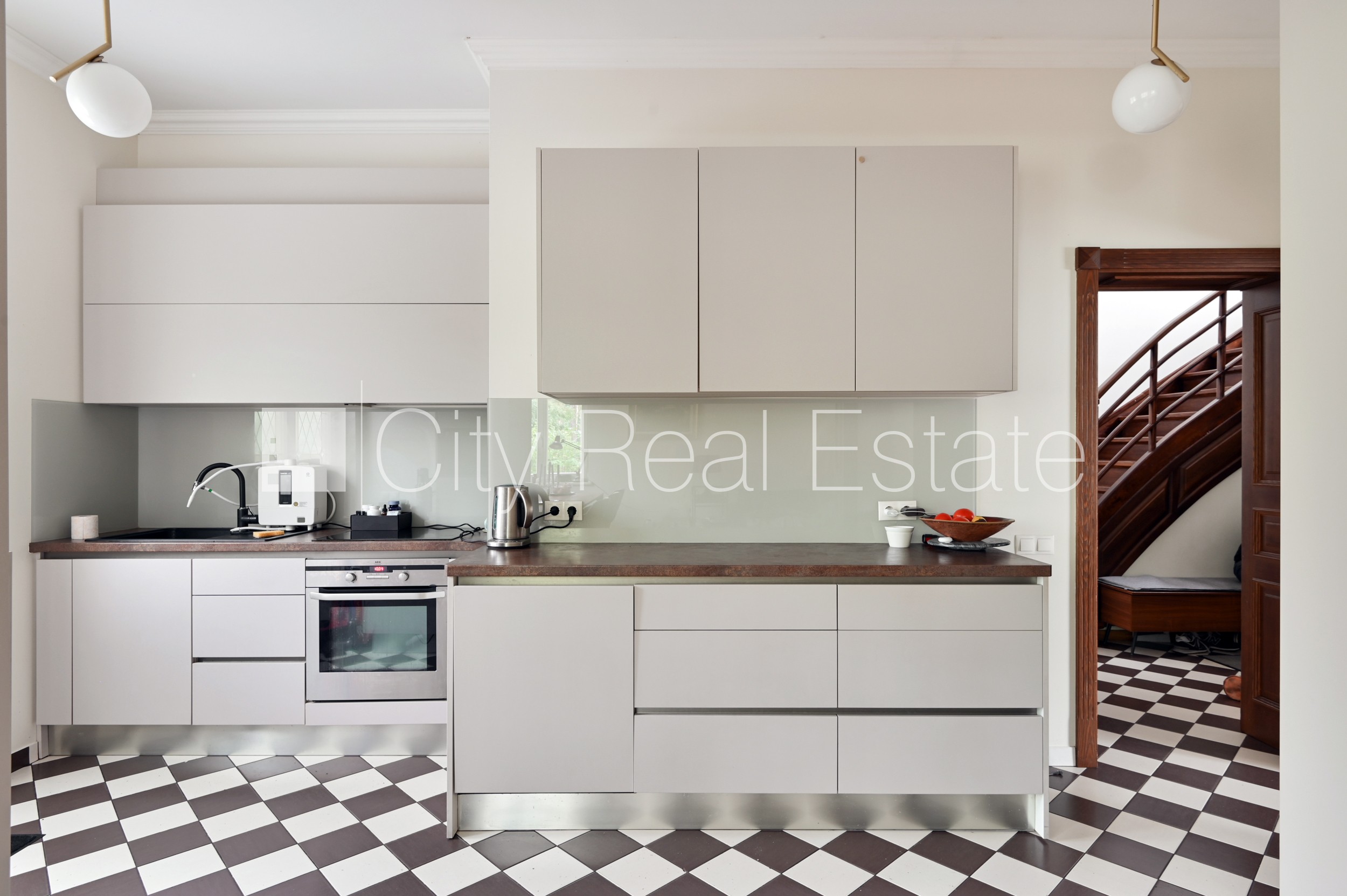 Sludinājumi. Puse mājas, dzīvokļu skaits ēkā  2 gab., zaļā teritorija, iežogota teritorija ar metāla sētu, Cena: 2500 EUR/mēn Foto #8