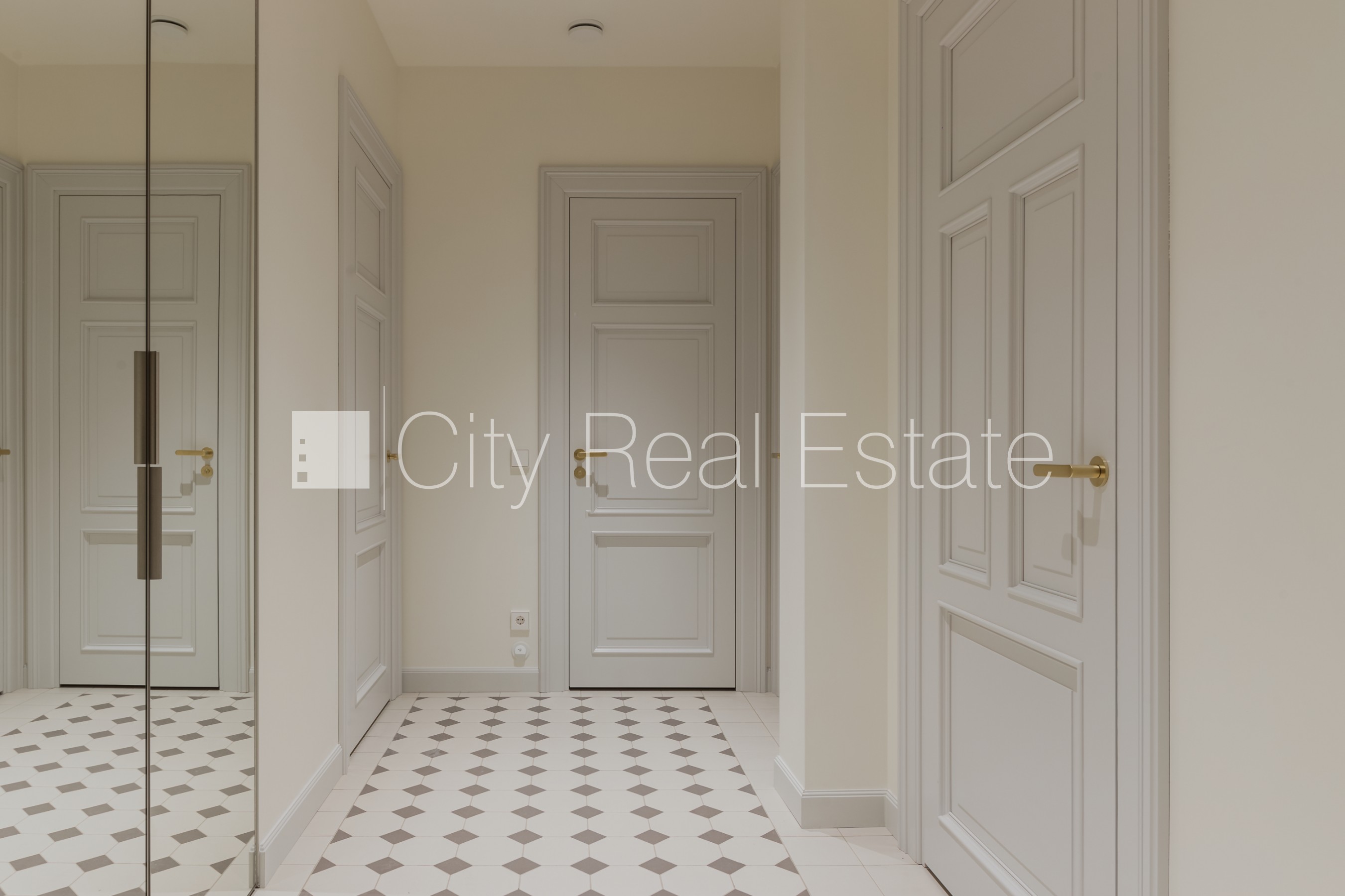 Sludinājumi. Fasādes māja, renovēta māja, slēgts pagalms, iespēja nomāt autostāvvietu, pazemes autostāvvieta, Cena: 3435 EUR/mēn Foto #8