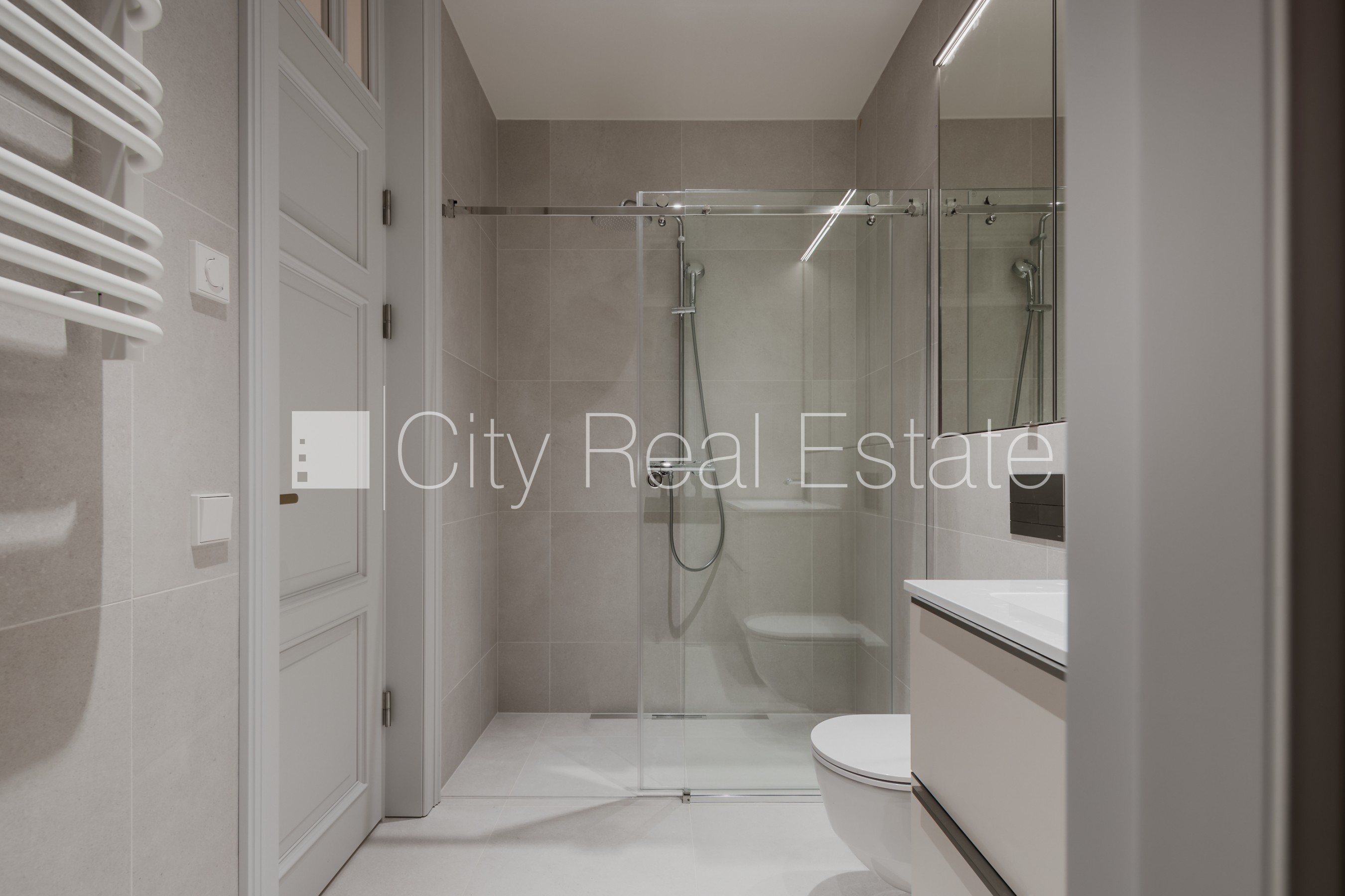 Sludinājumi. Fasādes māja, renovēta māja, slēgts pagalms, iespēja nomāt autostāvvietu, pazemes autostāvvieta, Cena: 3435 EUR/mēn Foto #7