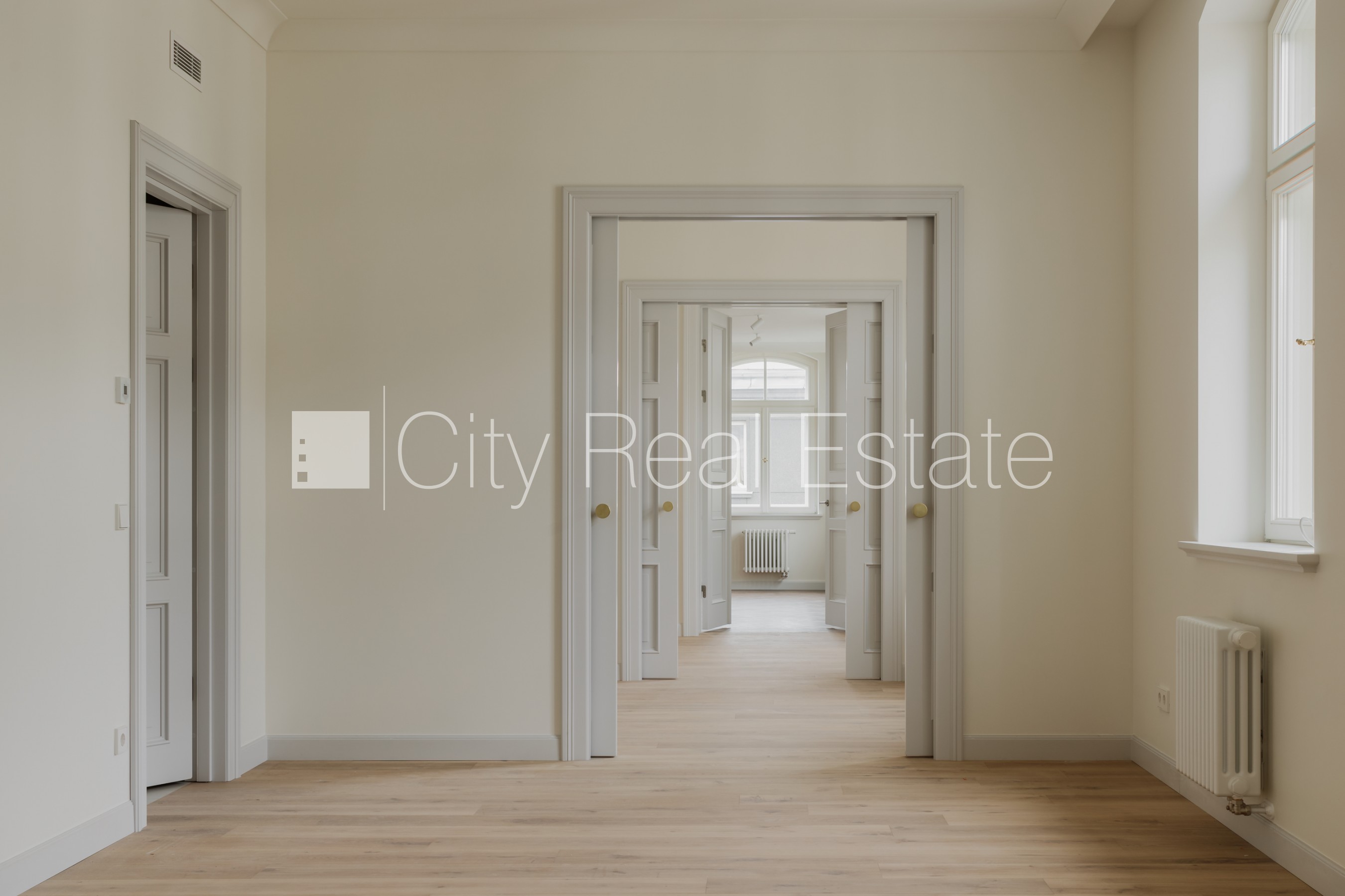 Объявление. Фасадный дом, реновированный дом, установлены солнечные панели , благоустроенный озеленённый двор, Цена: 3160 EUR/мес. Foto #5