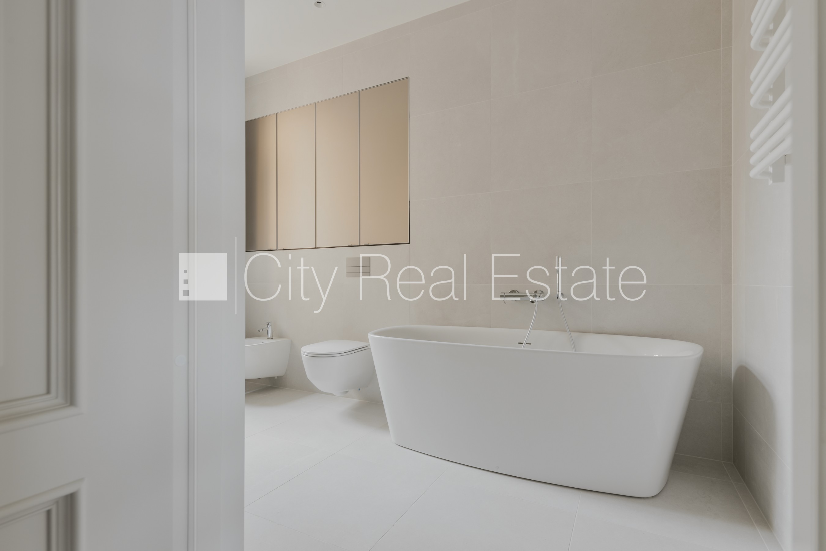 Объявление. Фасадный дом, реновированный дом, установлены солнечные панели , благоустроенный озеленённый двор, Цена: 3160 EUR/мес. Foto #8