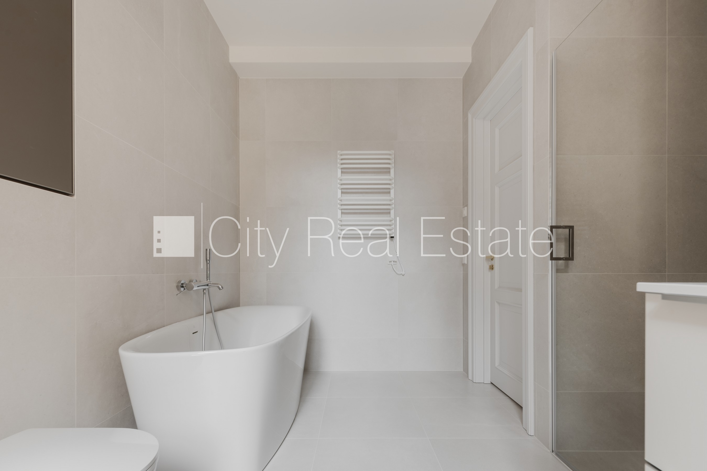 Объявление. Фасадный дом, реновированный дом, установлены солнечные панели , благоустроенный озеленённый двор, Цена: 3160 EUR/мес. Foto #9