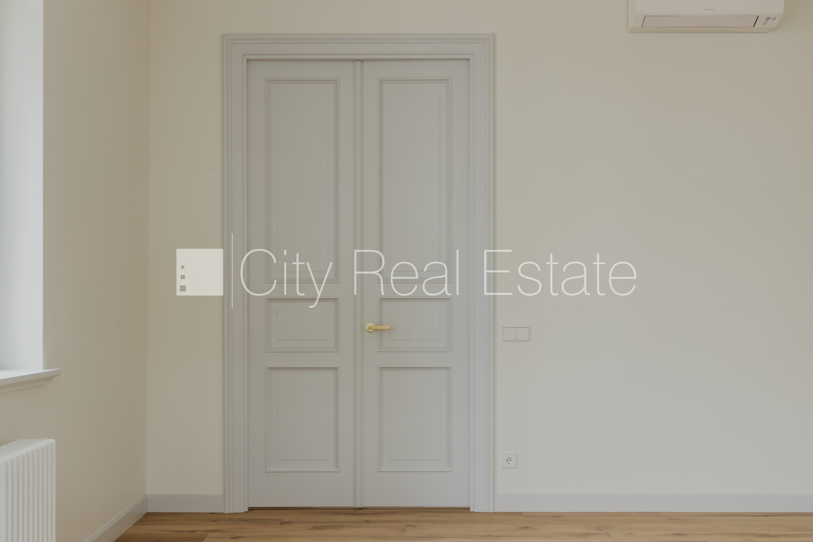 Объявление. Фасадный дом, реновированный дом, установлены солнечные панели , благоустроенный озеленённый двор, Цена: 3160 EUR/мес. Foto #4