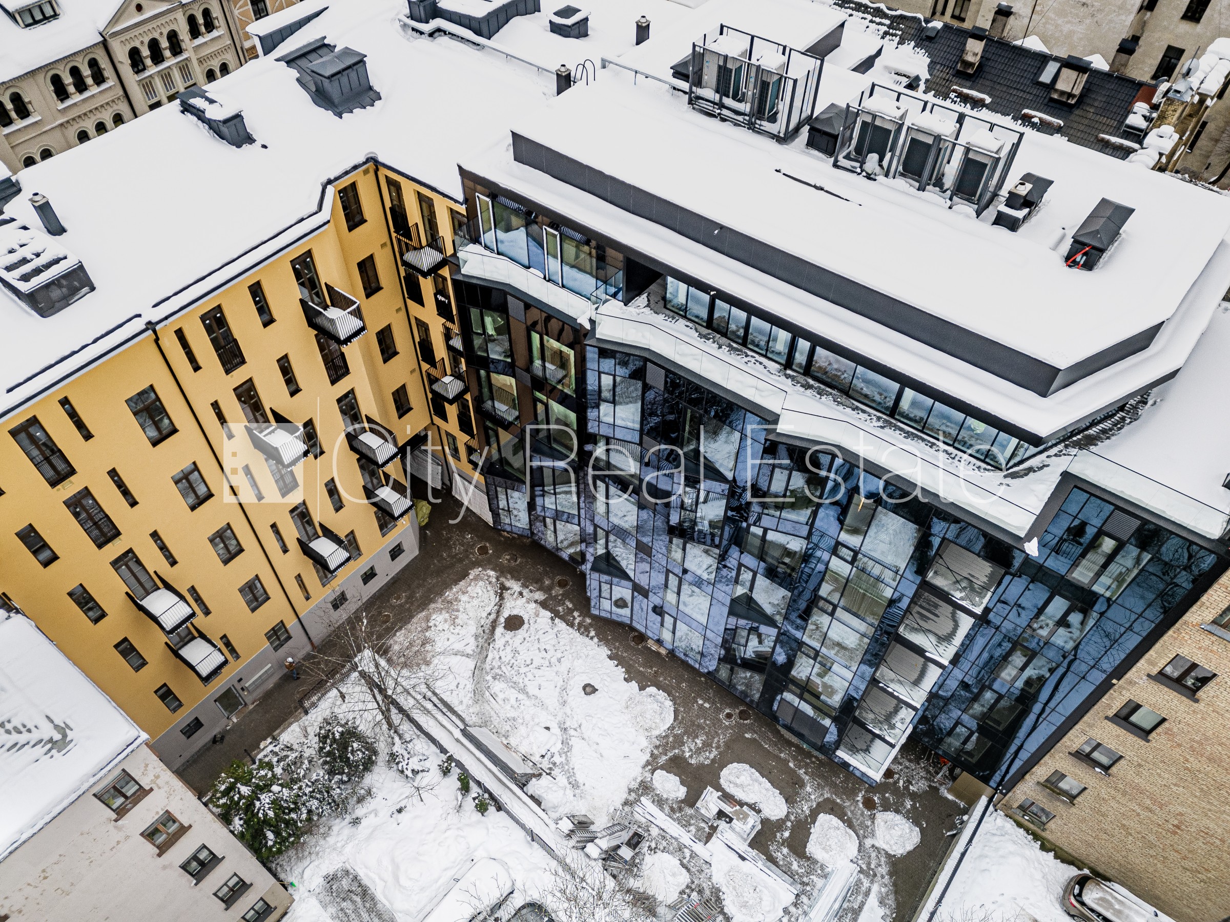 Sludinājumi. Fasādes māja, renovēta māja, uzstādīti saules enerģijas paneļi, slēgts pagalms, iespēja nomāt Cena: 2863 EUR/mēn Foto #2