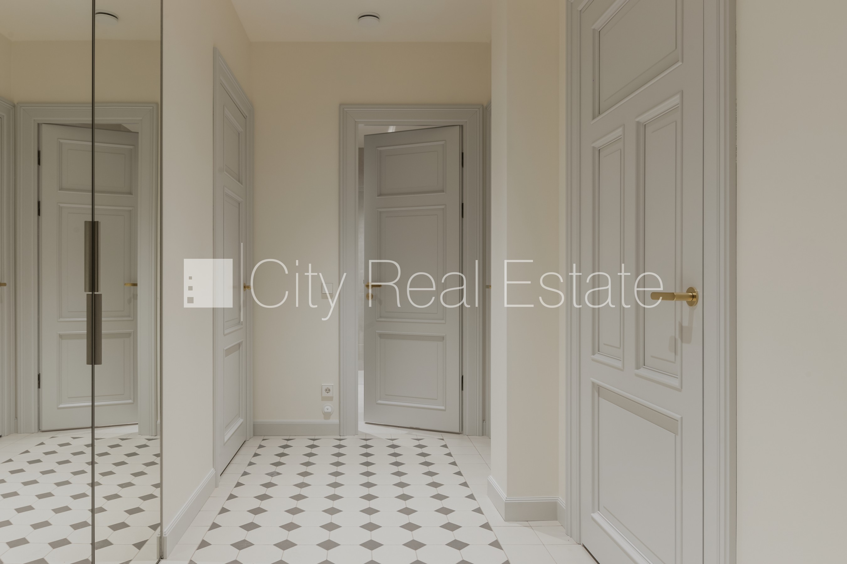 Sludinājumi. Fasādes māja, renovēta māja, uzstādīti saules enerģijas paneļi, slēgts pagalms, iespēja nomāt Cena: 2863 EUR/mēn Foto #11