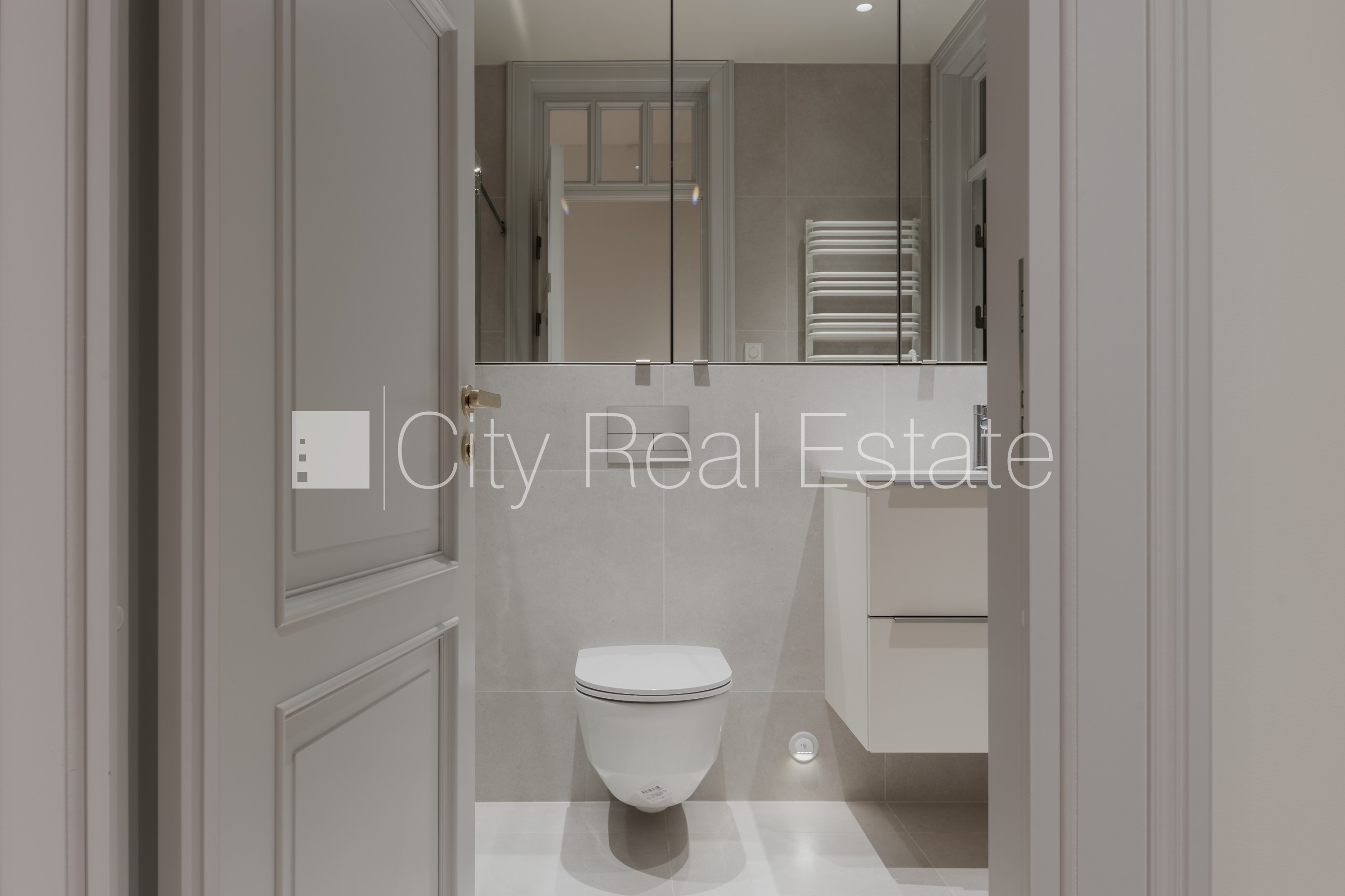 Sludinājumi. Fasādes māja, renovēta māja, uzstādīti saules enerģijas paneļi, slēgts pagalms, iespēja nomāt Cena: 2863 EUR/mēn Foto #9