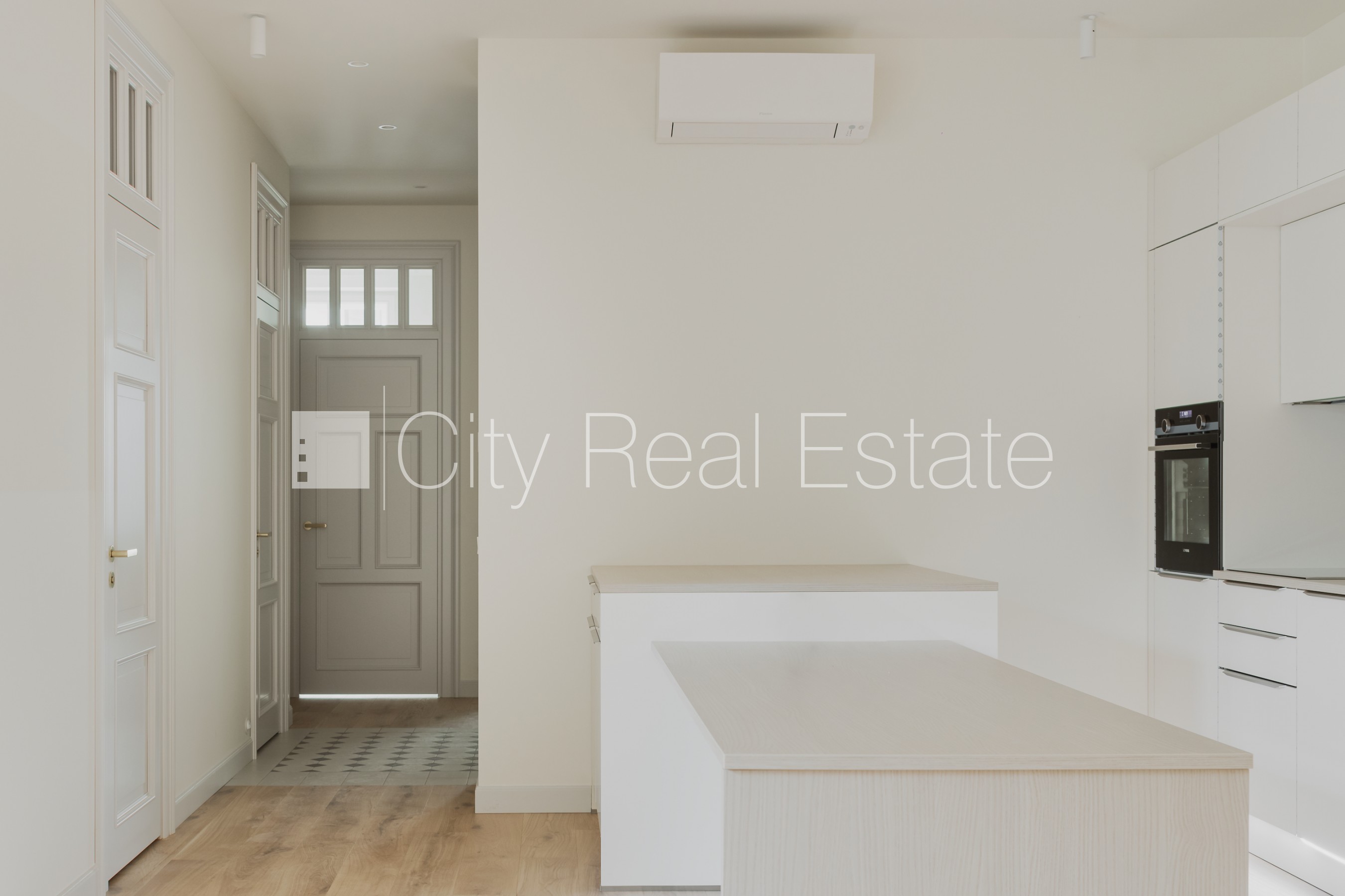 Sludinājumi. Fasādes māja, renovēta māja, uzstādīti saules enerģijas paneļi, slēgts pagalms, iespēja nomāt Cena: 2863 EUR/mēn Foto #5