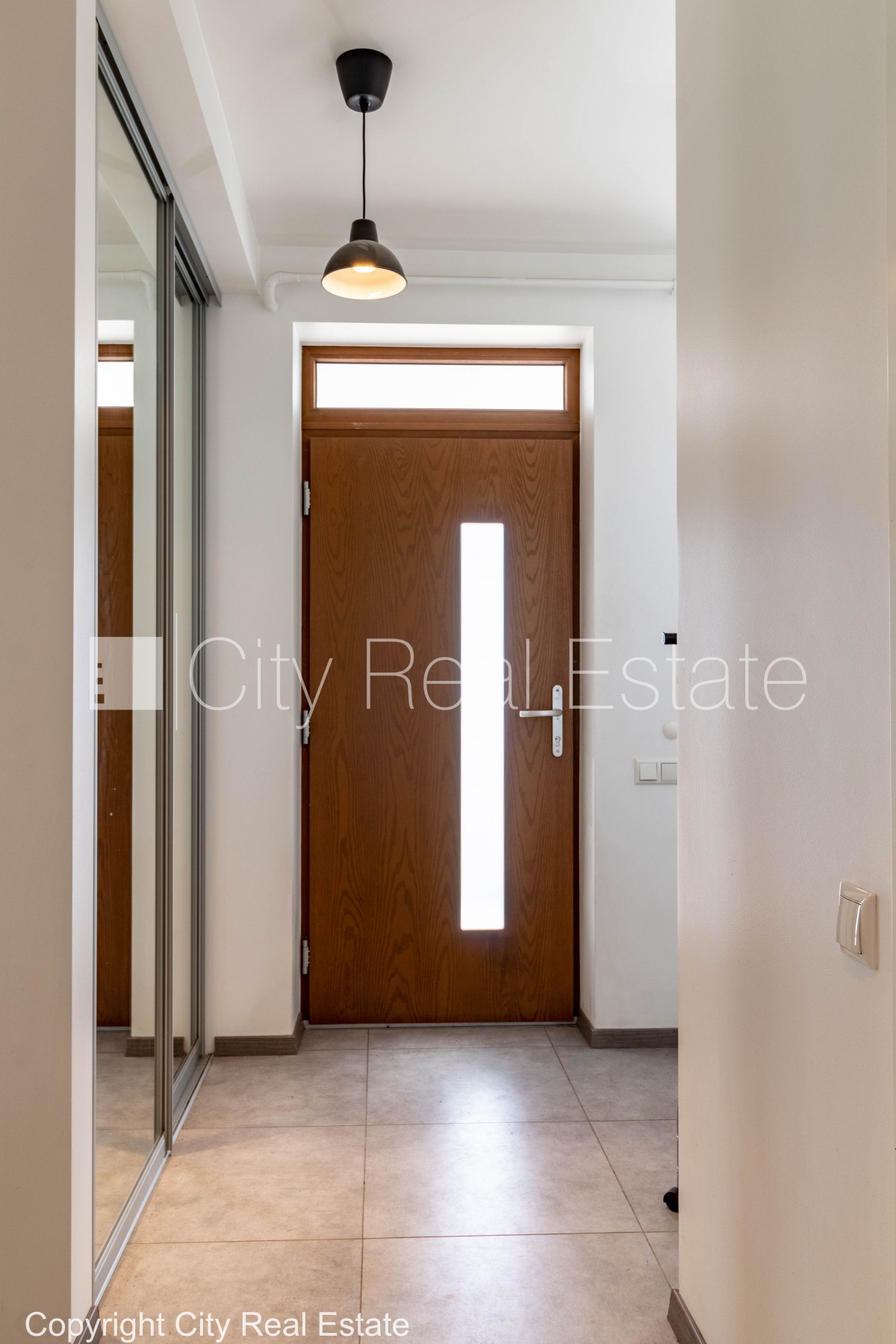 Sludinājumi. Jaunceltne, zaļā teritorija, vieta vairākām automašīnām, apsargāta teritorija, pirmais stāvs ar Cena: 400000 EUR Foto #24