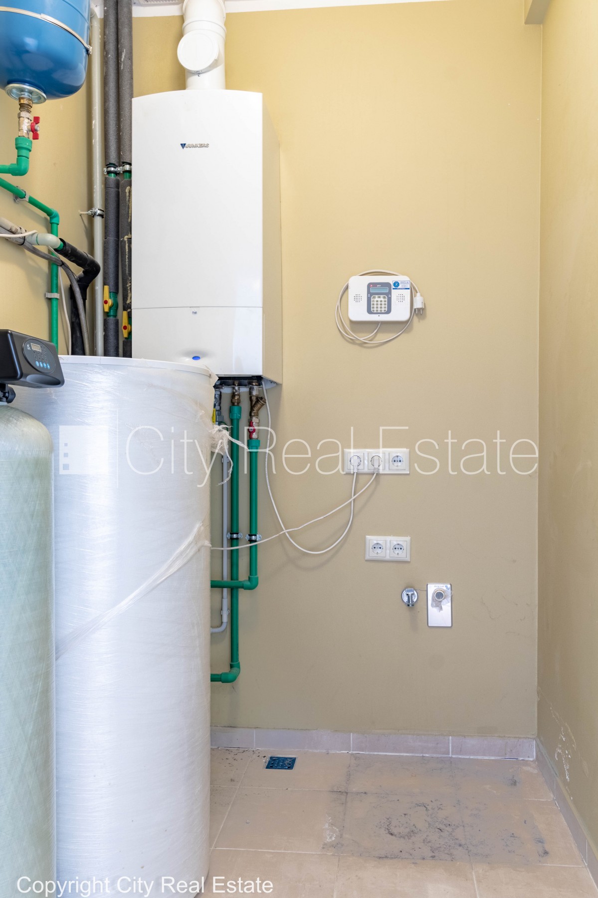 Sludinājumi. Jaunceltne, zaļā teritorija, vieta vairākām automašīnām, apsargāta teritorija, pirmais stāvs ar Cena: 400000 EUR Foto #23