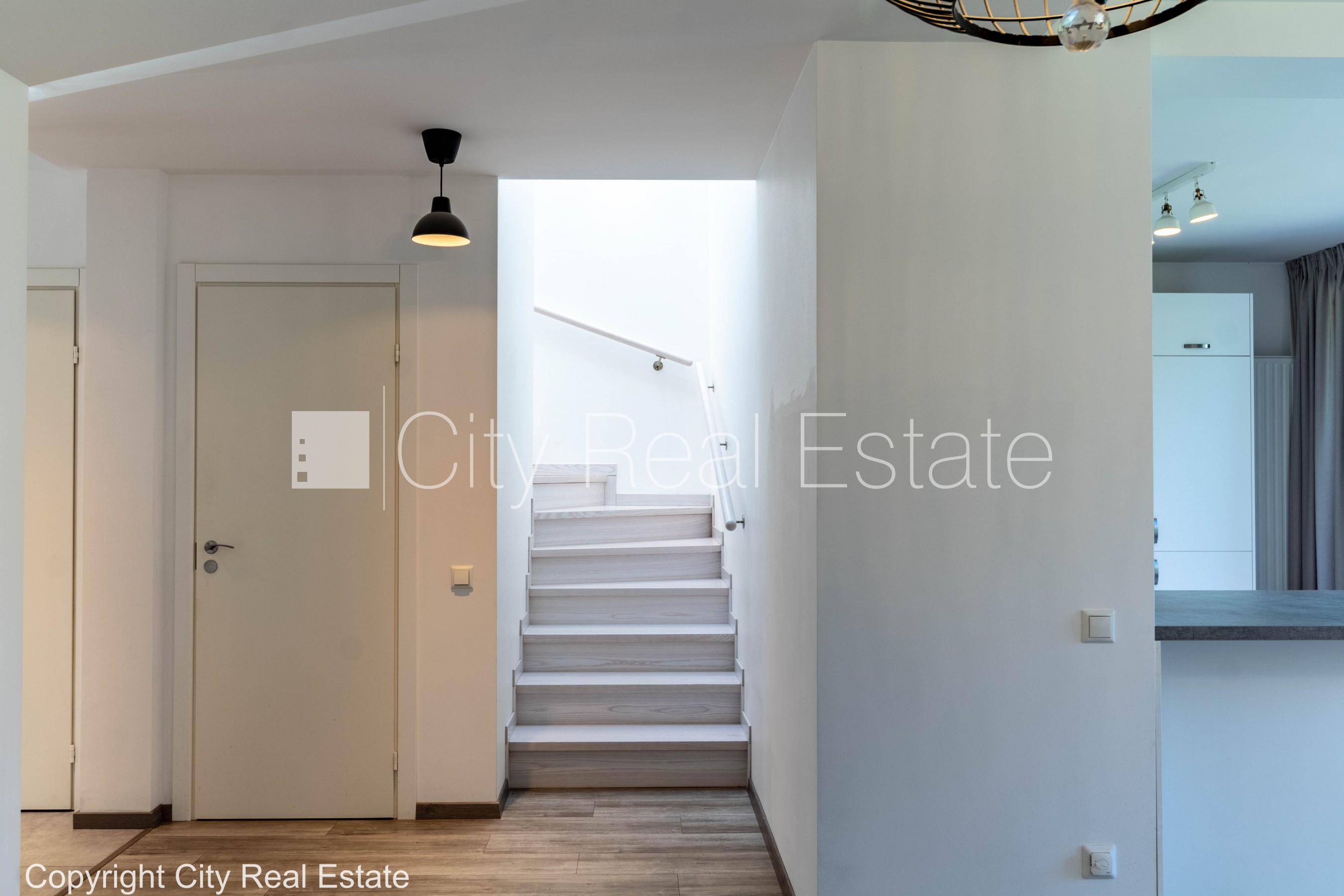 Sludinājumi. Jaunceltne, zaļā teritorija, vieta vairākām automašīnām, apsargāta teritorija, pirmais stāvs ar Cena: 400000 EUR Foto #10