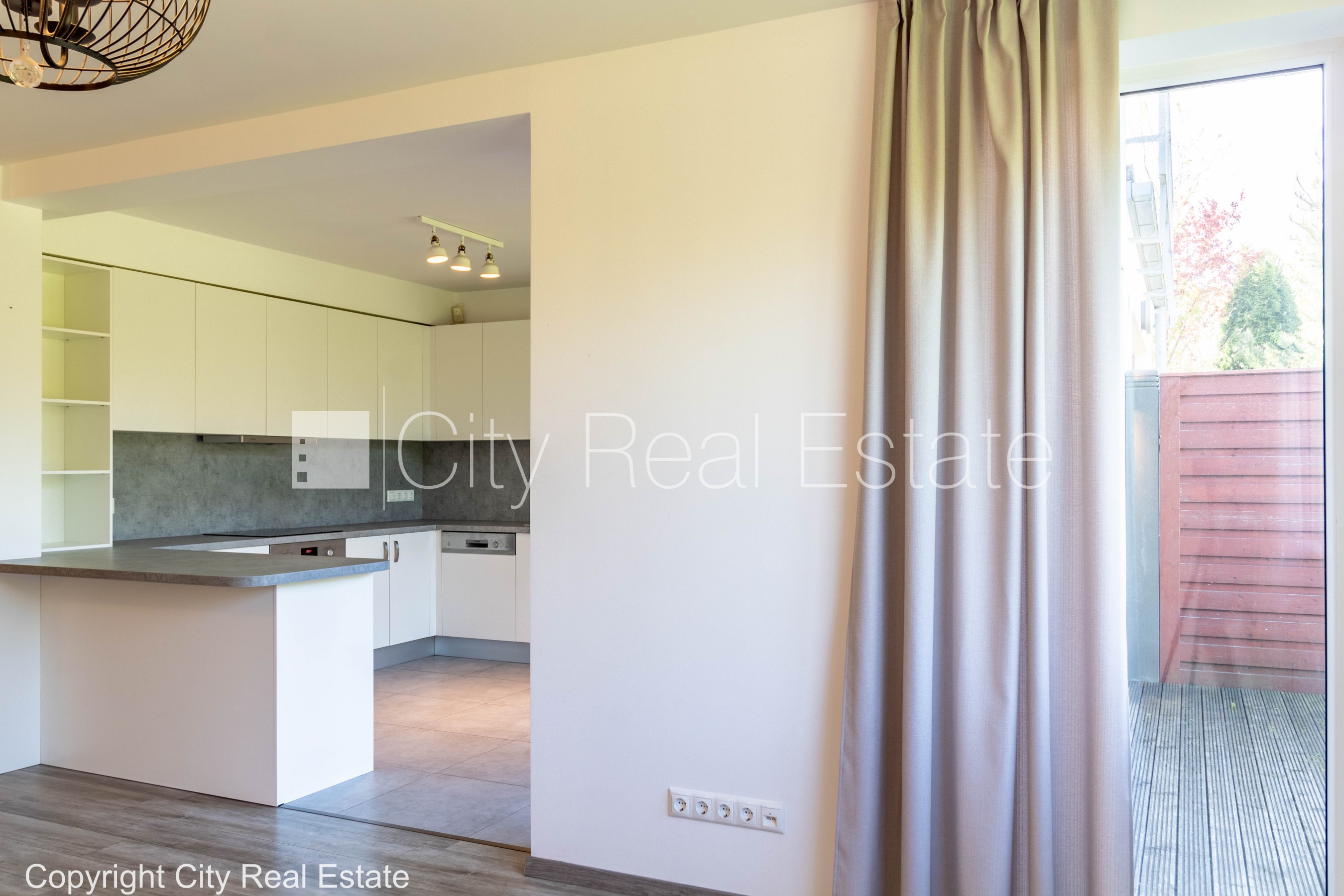 Sludinājumi. Jaunceltne, zaļā teritorija, vieta vairākām automašīnām, apsargāta teritorija, pirmais stāvs ar Cena: 400000 EUR Foto #1