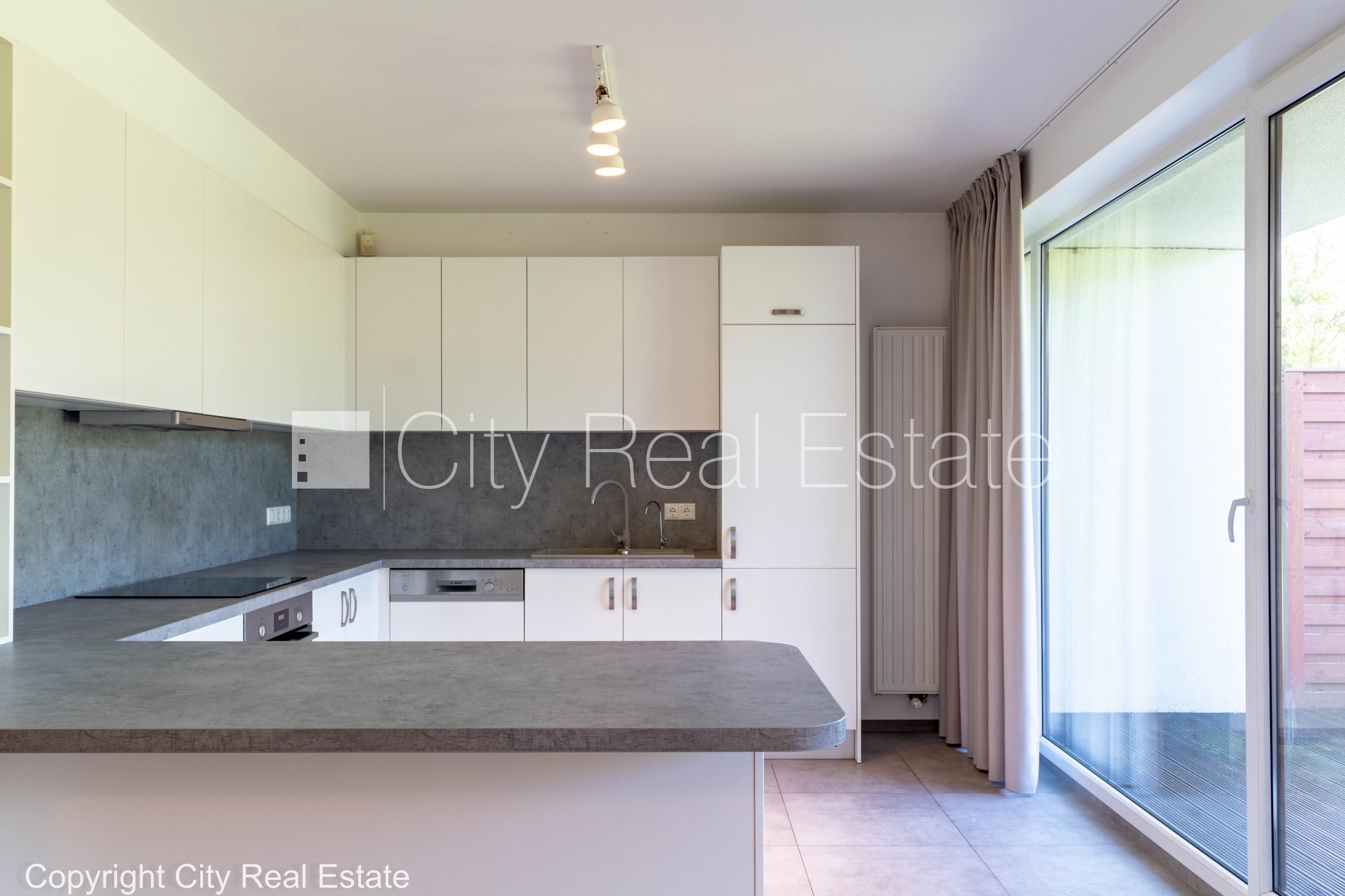 Sludinājumi. Jaunceltne, zaļā teritorija, vieta vairākām automašīnām, apsargāta teritorija, pirmais stāvs ar Cena: 400000 EUR Foto #2