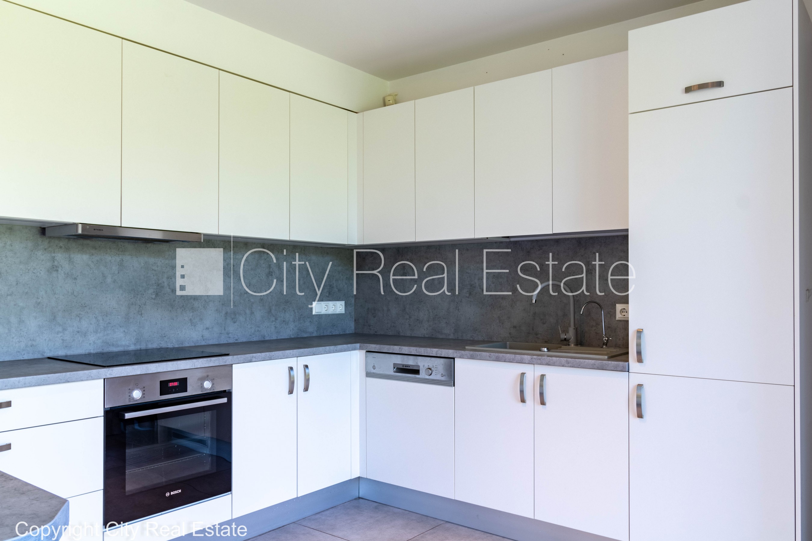 Sludinājumi. Jaunceltne, zaļā teritorija, vieta vairākām automašīnām, apsargāta teritorija, pirmais stāvs ar Cena: 400000 EUR Foto #3