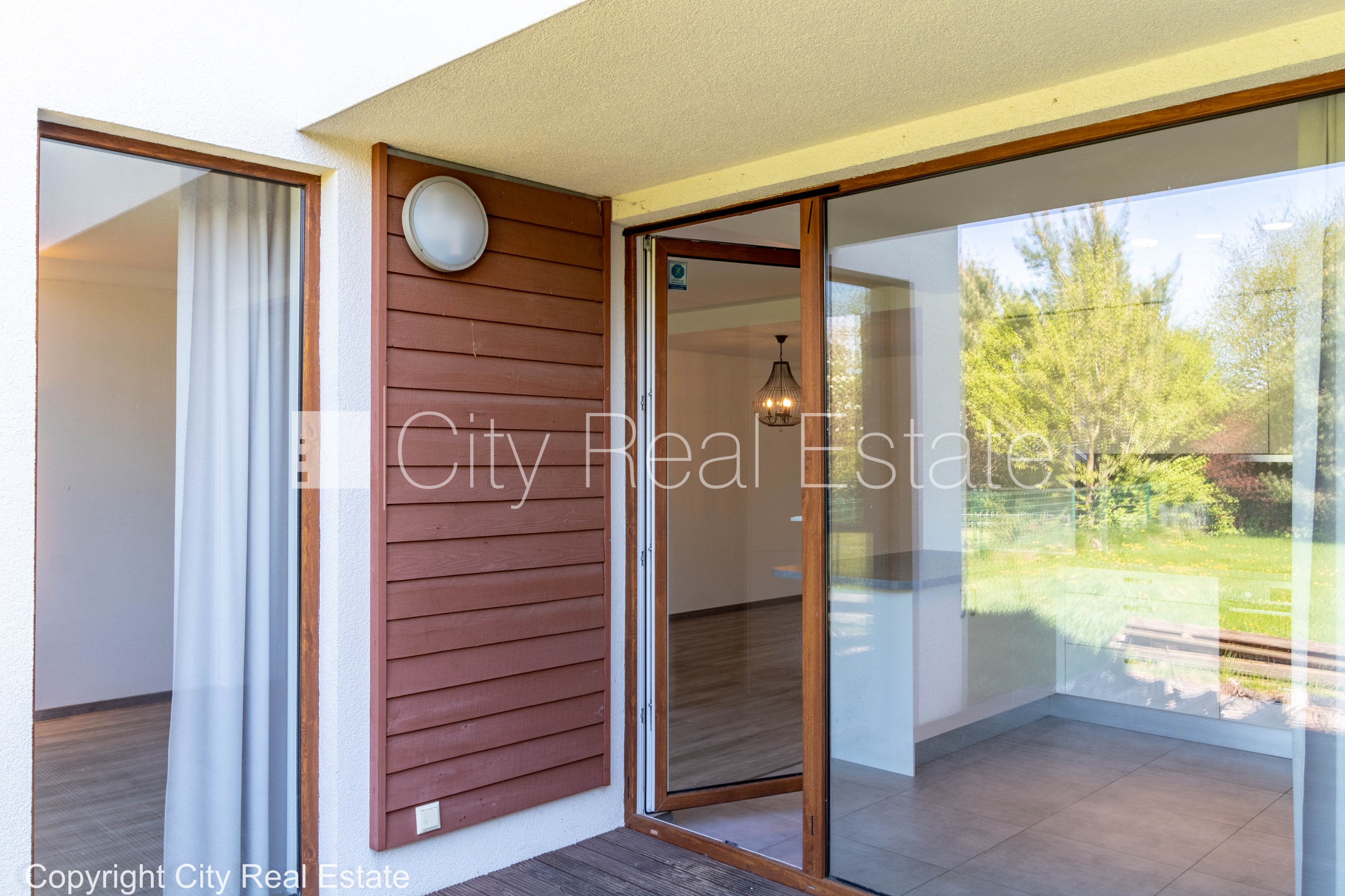 Sludinājumi. Jaunceltne, zaļā teritorija, vieta vairākām automašīnām, apsargāta teritorija, pirmais stāvs ar Cena: 400000 EUR Foto #4