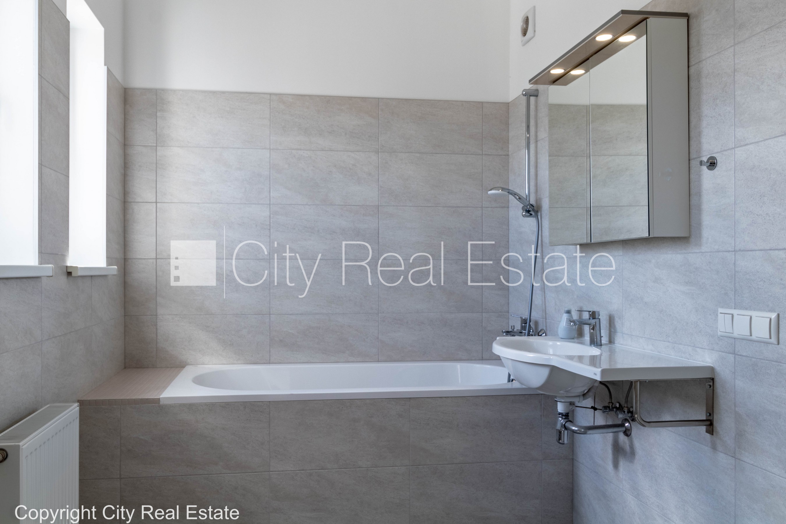 Sludinājumi. Jaunceltne, zaļā teritorija, vieta vairākām automašīnām, apsargāta teritorija, pirmais stāvs ar Cena: 400000 EUR Foto #13