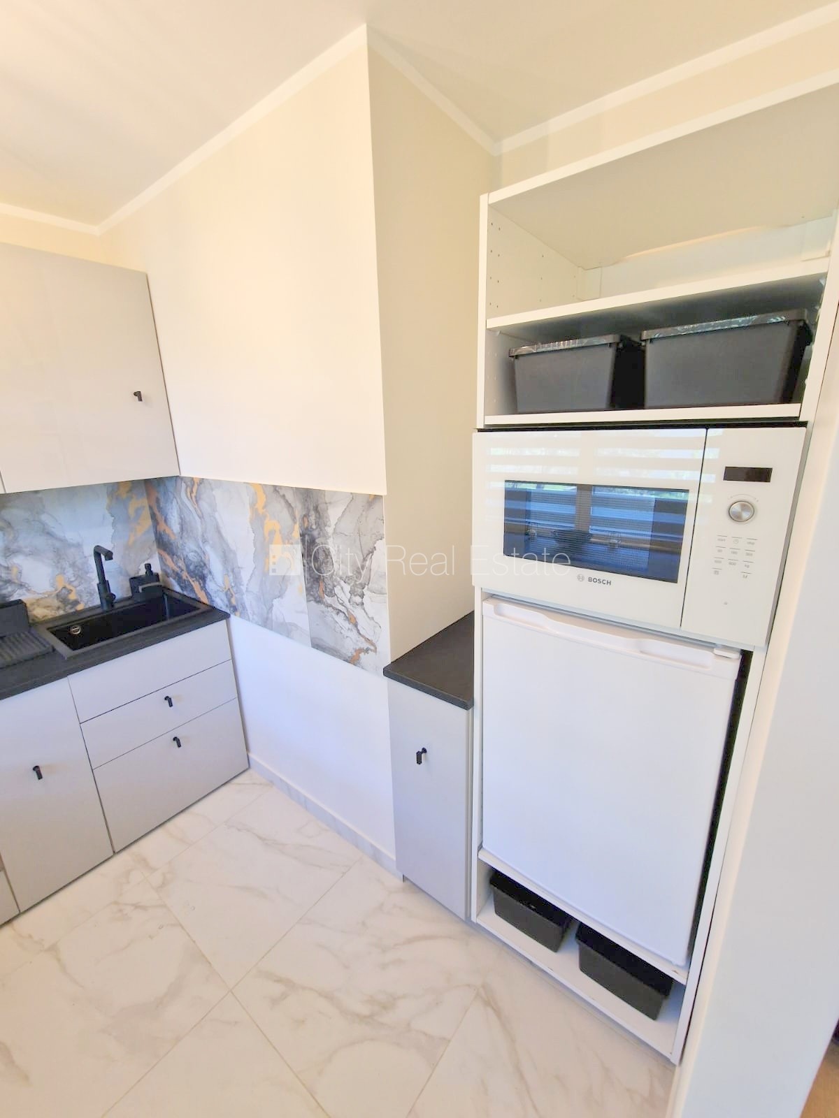 Sludinājumi. Fasādes māja, renovēta māja, vieta automašīnai, ieeja no ielas, lodžija, logi vērsti uz pagalma Cena: 500 EUR/mēn Foto #12