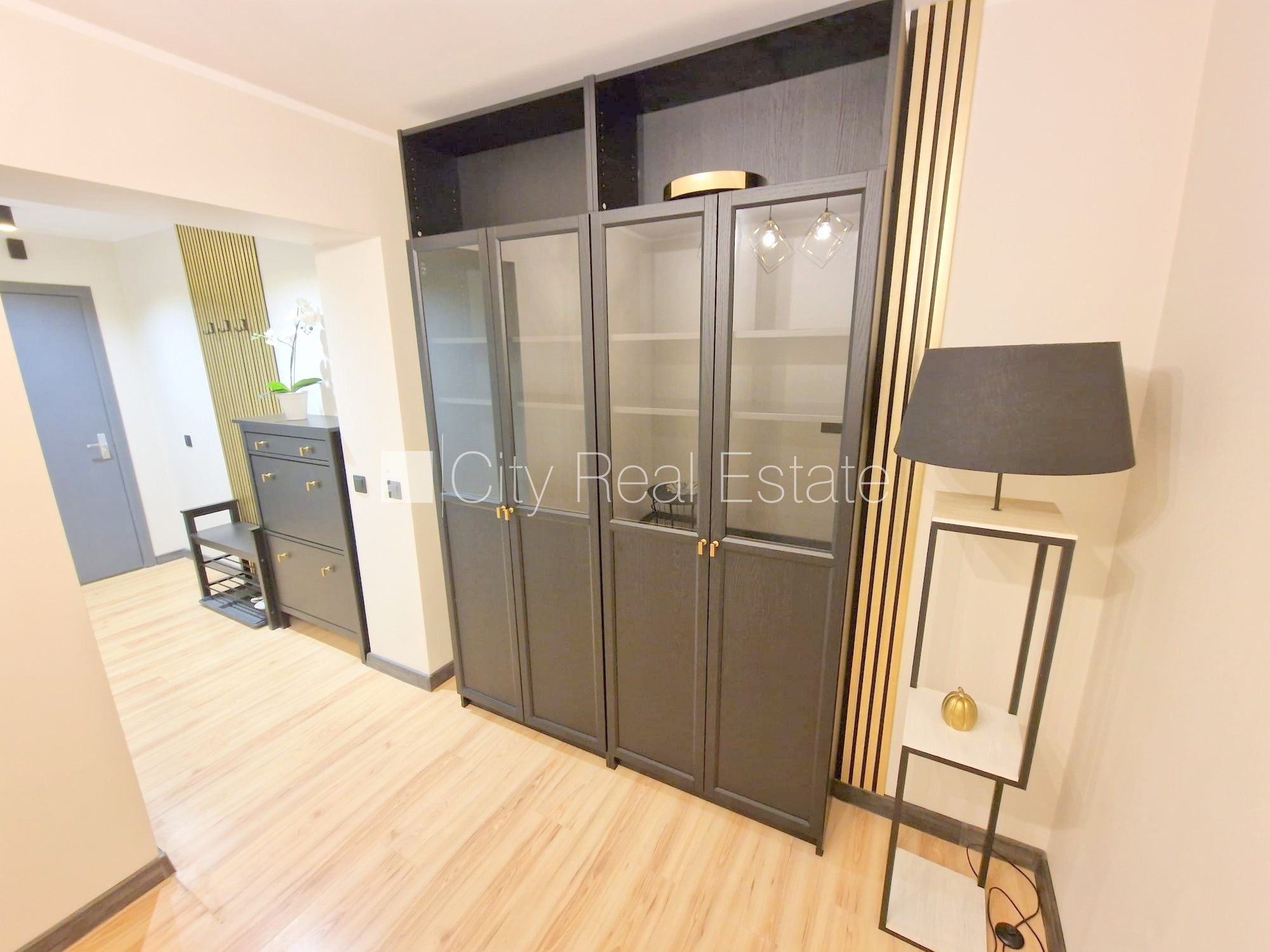 Sludinājumi. Fasādes māja, renovēta māja, vieta automašīnai, ieeja no ielas, lodžija, logi vērsti uz pagalma Cena: 500 EUR/mēn Foto #14