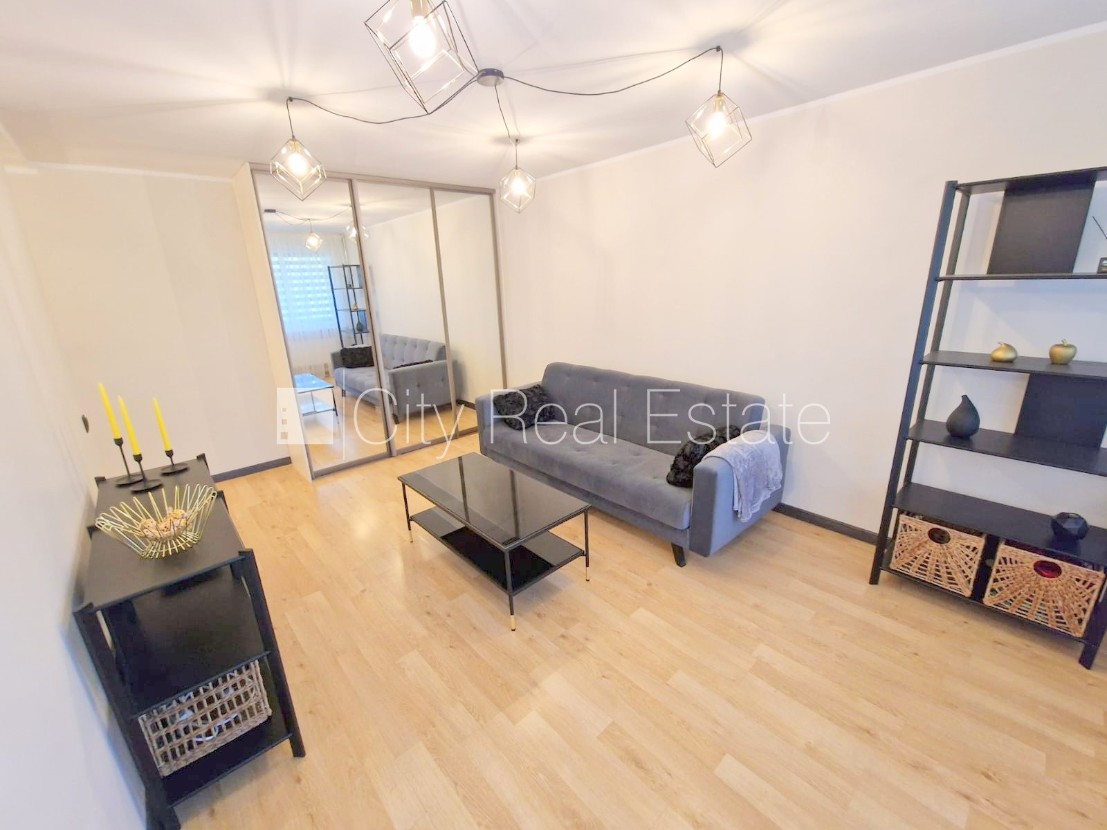 Sludinājumi. Fasādes māja, renovēta māja, vieta automašīnai, ieeja no ielas, lodžija, logi vērsti uz pagalma Cena: 500 EUR/mēn Foto #3
