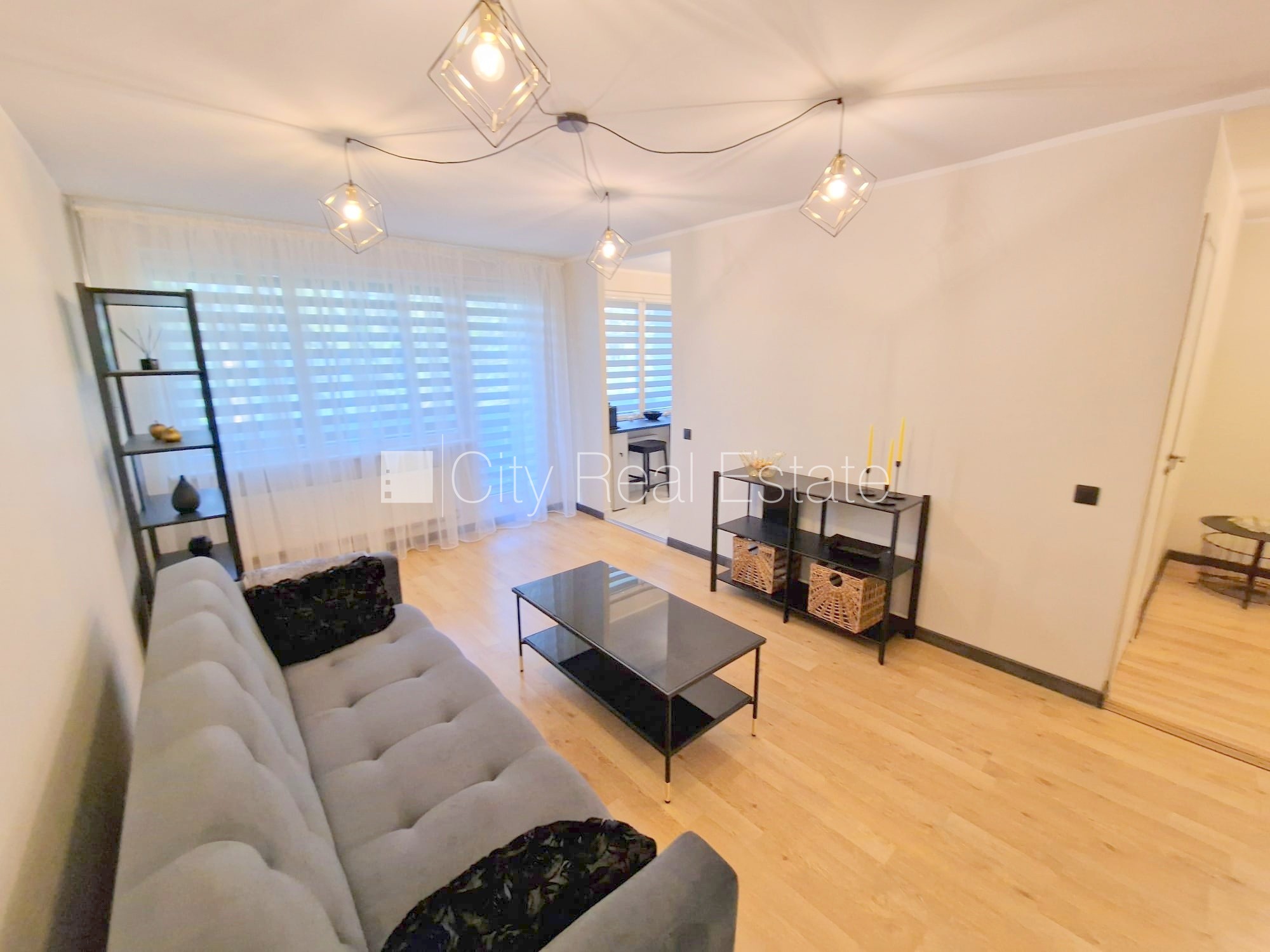 Sludinājumi. Fasādes māja, renovēta māja, vieta automašīnai, ieeja no ielas, lodžija, logi vērsti uz pagalma Cena: 500 EUR/mēn Foto #2