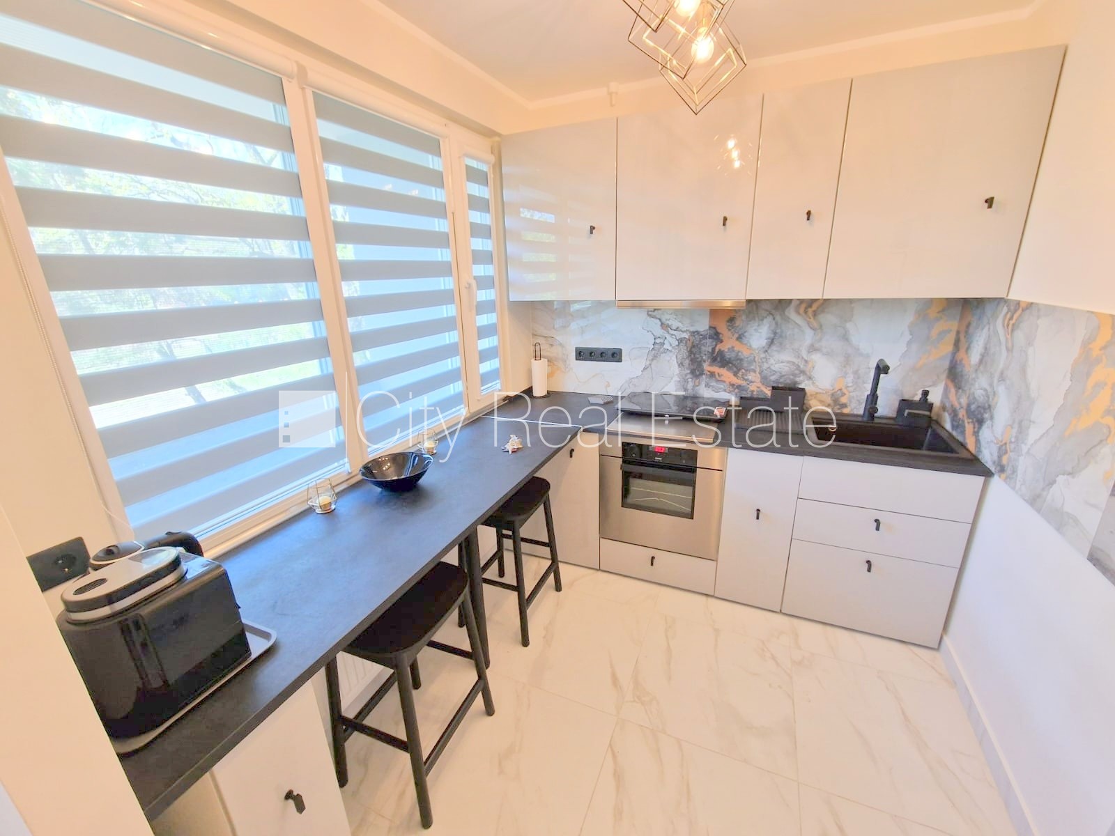 Sludinājumi. Fasādes māja, renovēta māja, vieta automašīnai, ieeja no ielas, lodžija, logi vērsti uz pagalma Cena: 500 EUR/mēn Foto #9