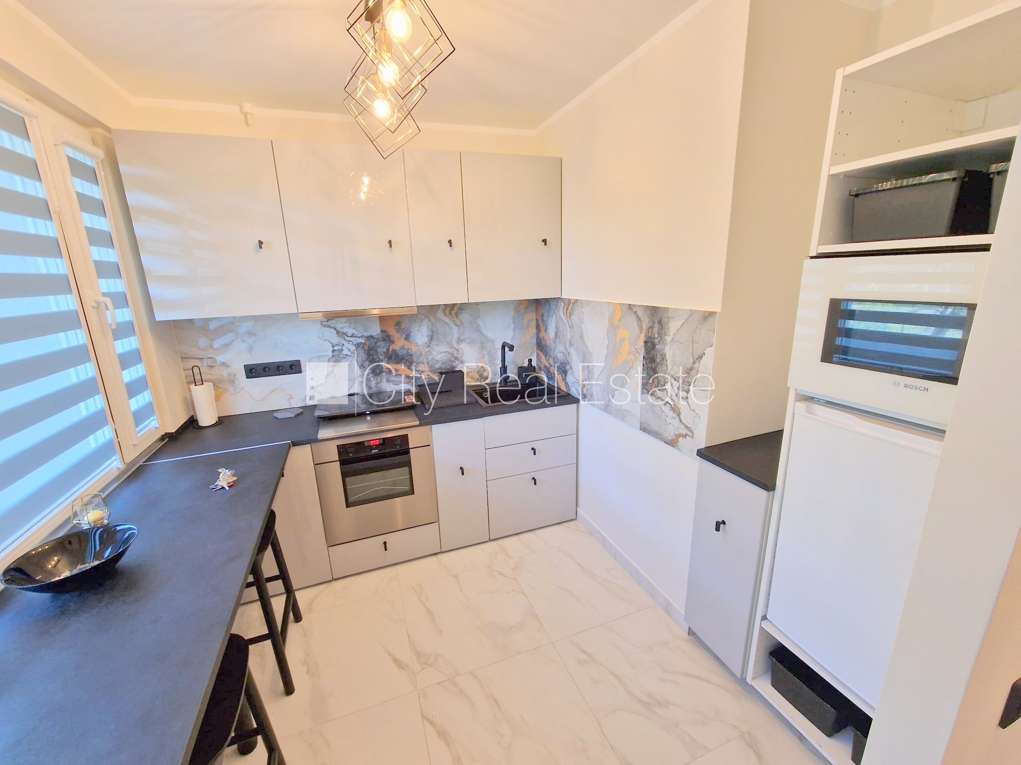 Sludinājumi. Fasādes māja, renovēta māja, vieta automašīnai, ieeja no ielas, lodžija, logi vērsti uz pagalma Cena: 500 EUR/mēn Foto #10