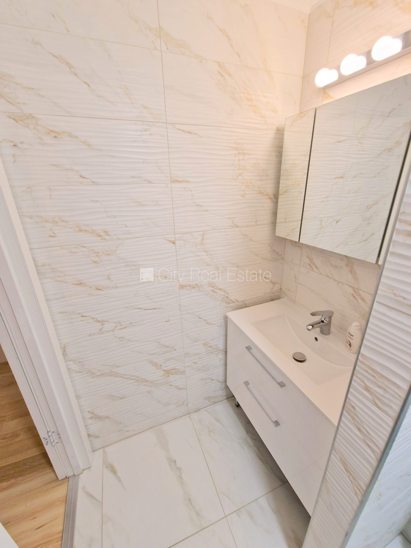Sludinājumi. Fasādes māja, renovēta māja, vieta automašīnai, ieeja no ielas, lodžija, logi vērsti uz pagalma Cena: 500 EUR/mēn Foto #19