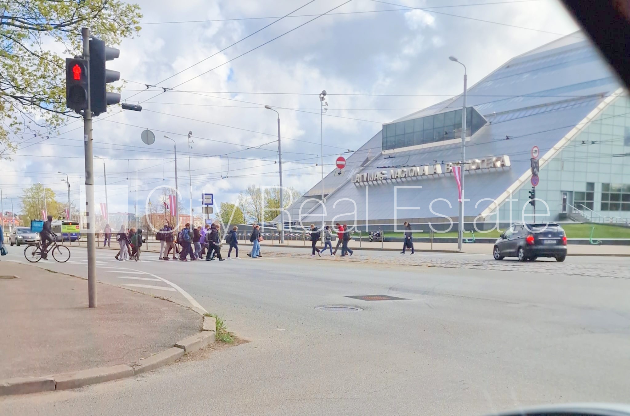 Sludinājumi. Fasādes māja, renovēta māja, vieta automašīnai, ieeja no ielas, lodžija, logi vērsti uz pagalma Cena: 500 EUR/mēn Foto #23
