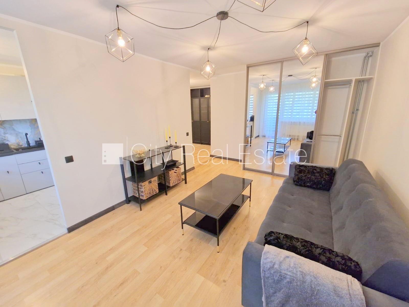 Sludinājumi. Fasādes māja, renovēta māja, vieta automašīnai, ieeja no ielas, lodžija, logi vērsti uz pagalma Cena: 500 EUR/mēn Foto #5
