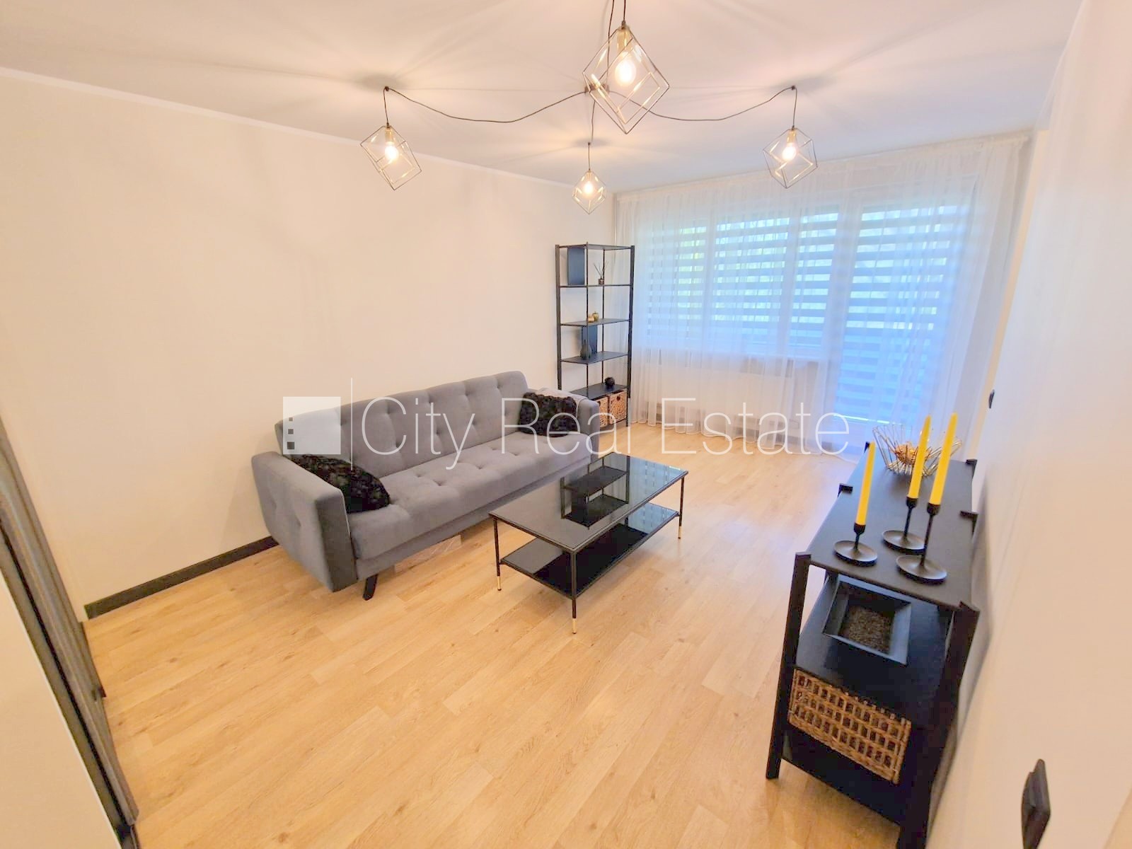 Sludinājumi. Fasādes māja, renovēta māja, vieta automašīnai, ieeja no ielas, lodžija, logi vērsti uz pagalma Cena: 500 EUR/mēn Foto #4
