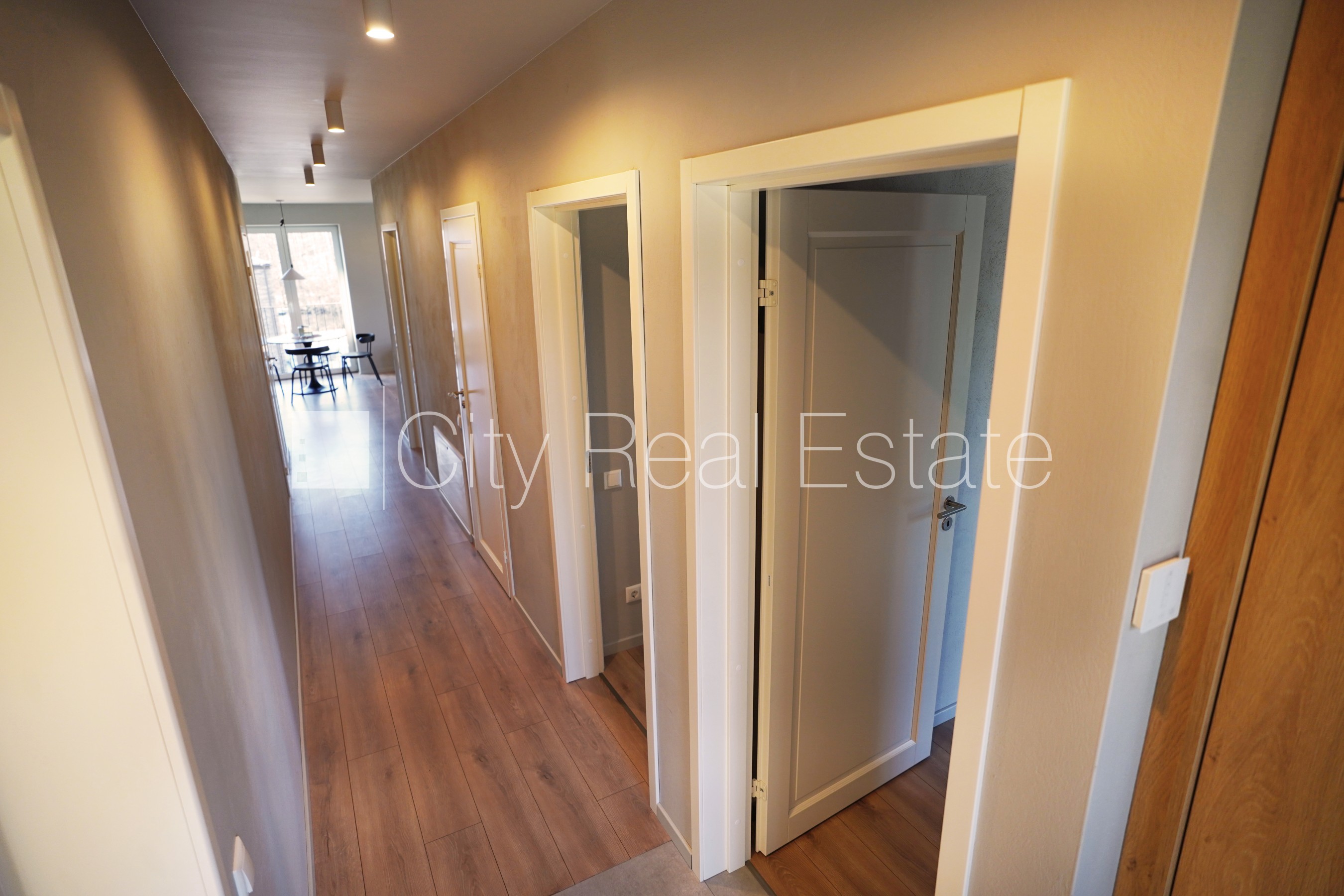 Sludinājumi. Jaunceltne, dzīvokļu skaits ēkā  4 gab., viena kvadrātmetra apsaimniekošanas maksa mēnesī  1 EUR, Cena: 800 EUR/mēn Foto #3