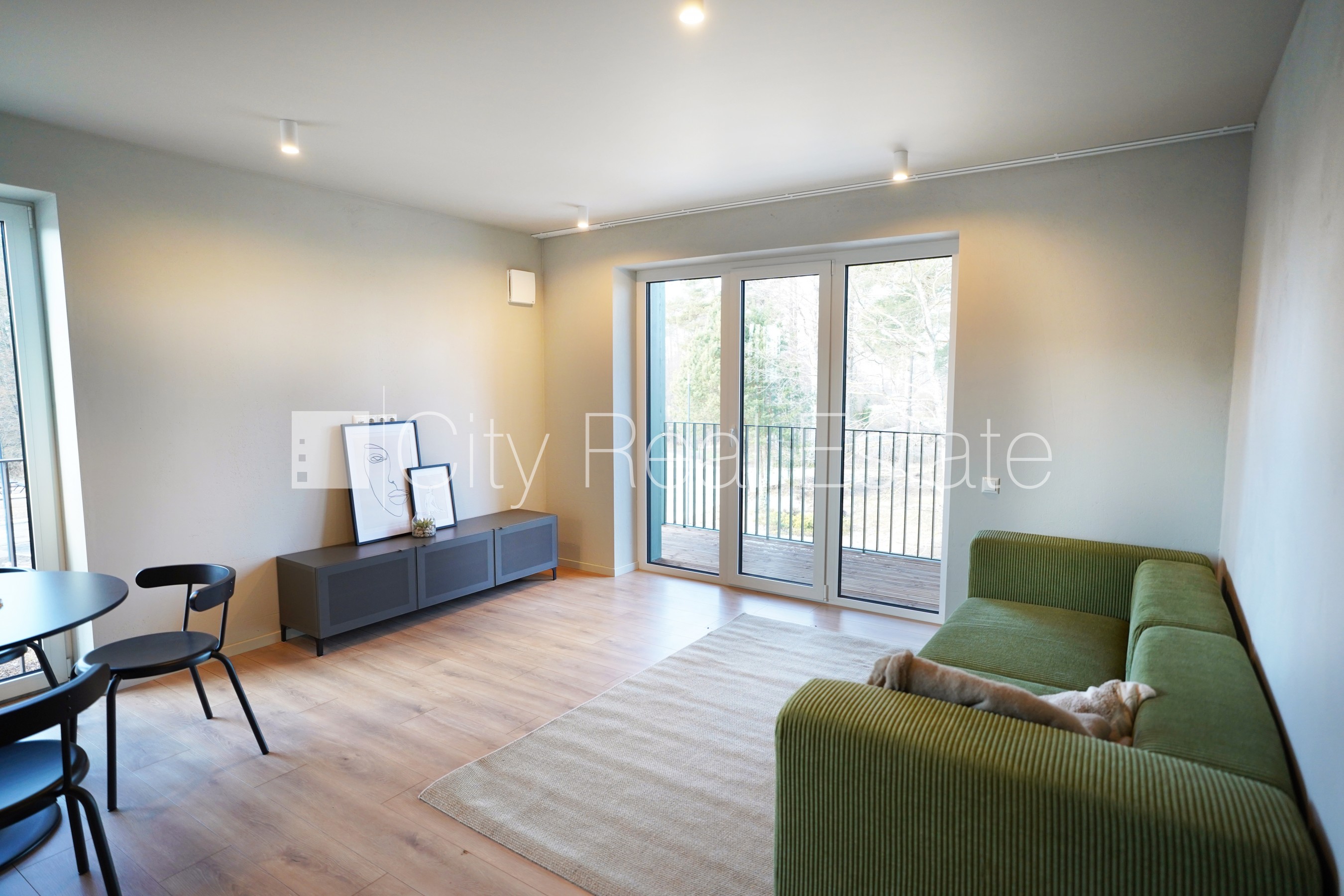 Sludinājumi. Jaunceltne, dzīvokļu skaits ēkā  4 gab., viena kvadrātmetra apsaimniekošanas maksa mēnesī  1 EUR, Cena: 950 EUR/mēn Foto #1