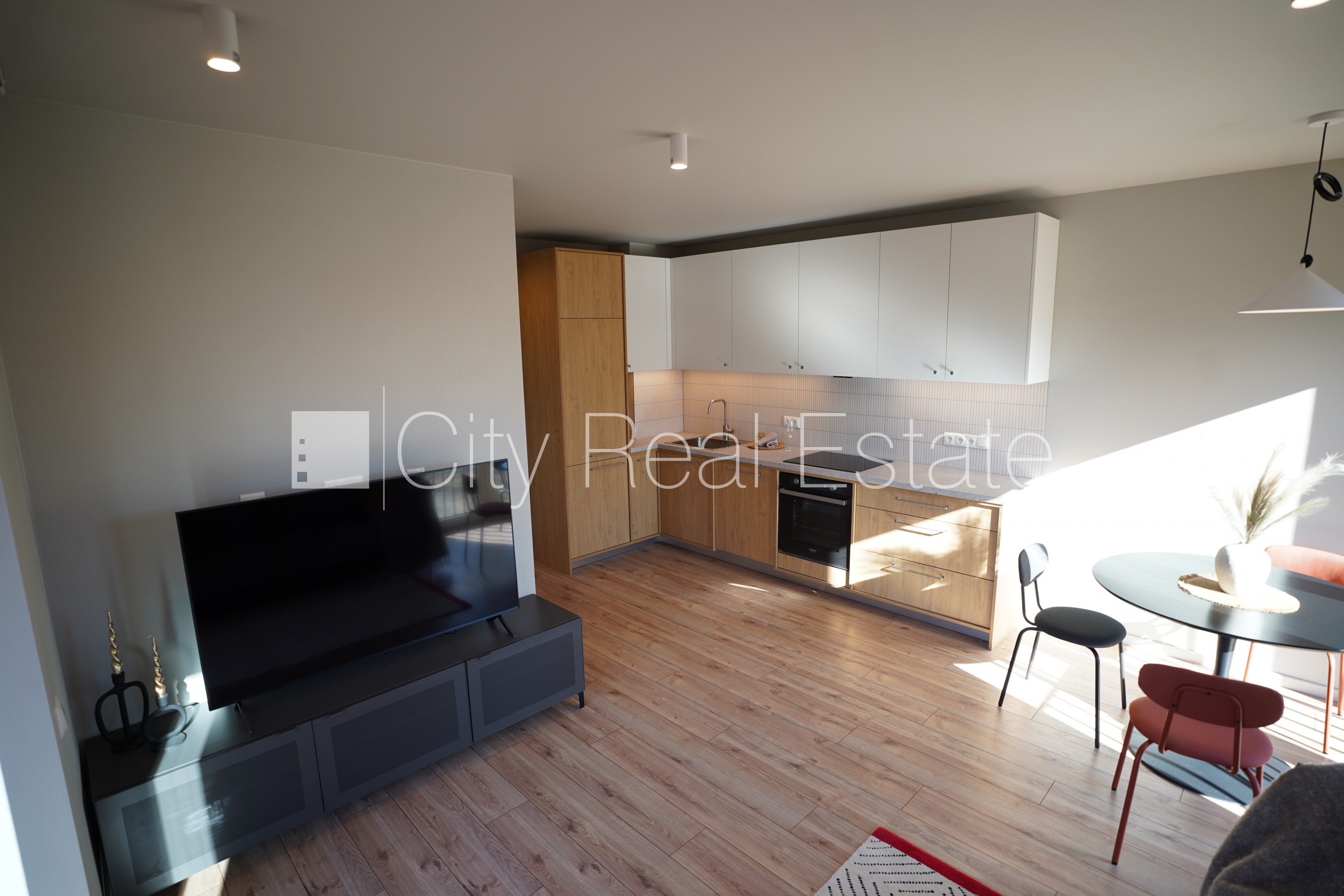 Sludinājumi. Jaunceltne, dzīvokļu skaits ēkā  4 gab., viena kvadrātmetra apsaimniekošanas maksa mēnesī  1 EUR, Cena: 900 EUR/mēn Foto #2