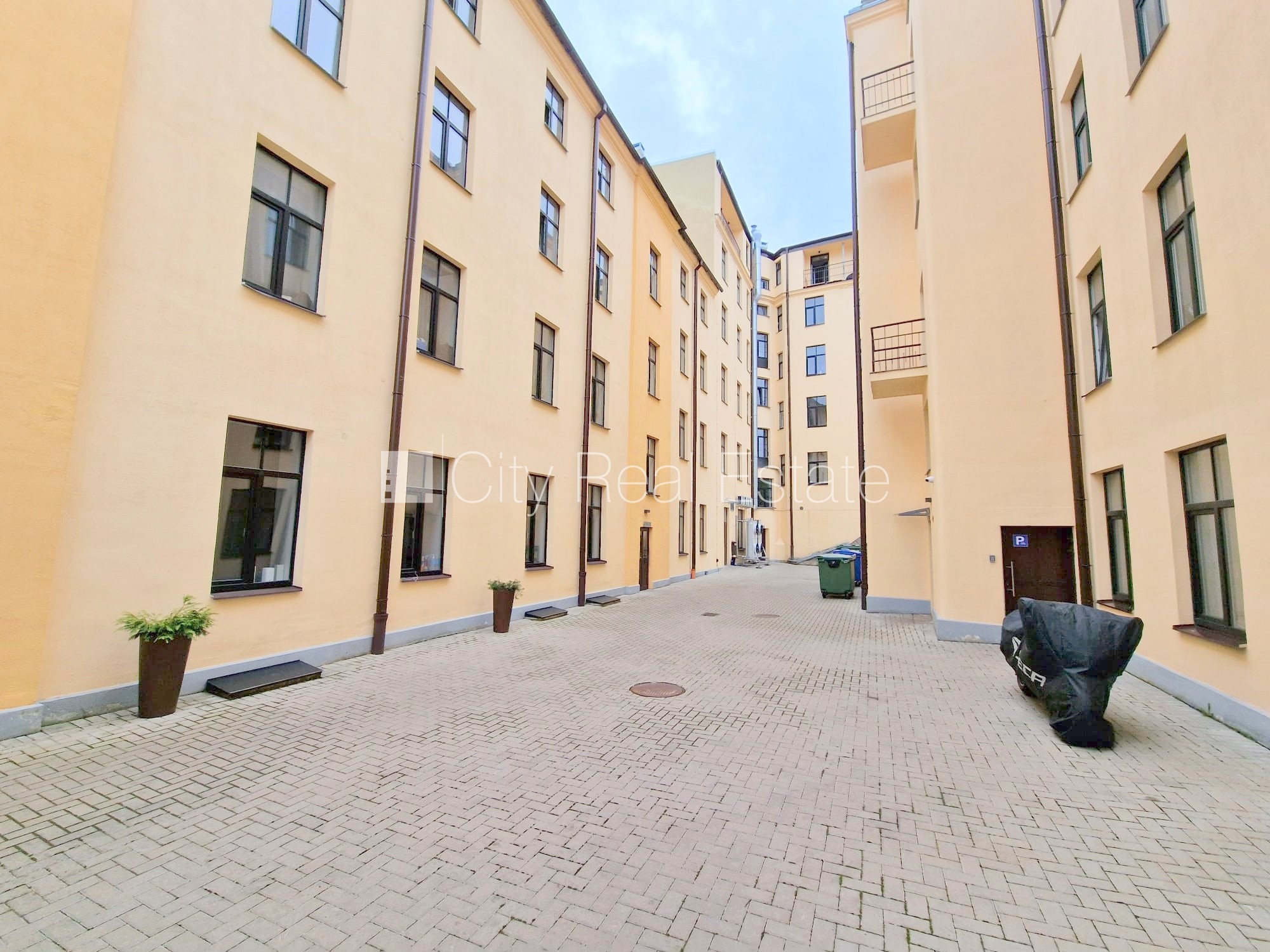 Sludinājumi. Pagalma ēka, renovēta māja, slēgts pagalms, ieeja no ielas un pagalma, logi vērsti uz ielas pusi, Cena: 380 EUR/mēn Foto #20