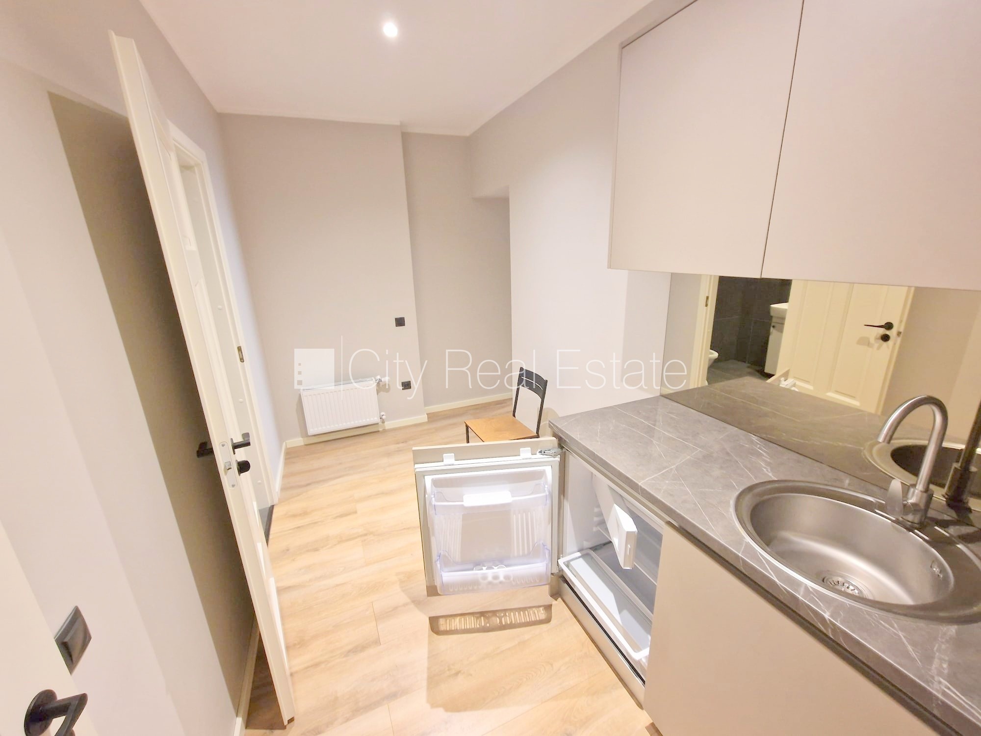 Sludinājumi. Pagalma ēka, renovēta māja, slēgts pagalms, ieeja no ielas un pagalma, logi vērsti uz ielas pusi, Cena: 380 EUR/mēn Foto #8