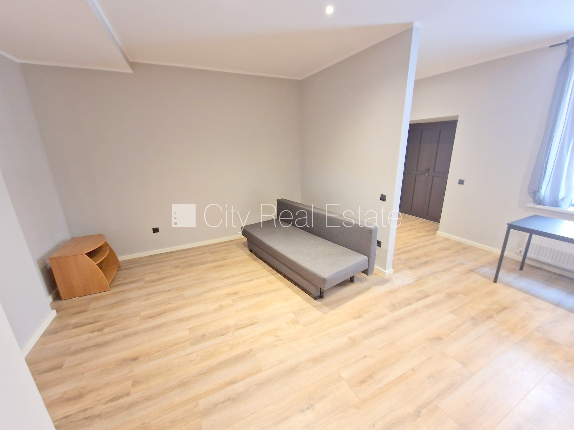 Sludinājumi. Pagalma ēka, renovēta māja, slēgts pagalms, ieeja no ielas un pagalma, logi vērsti uz ielas pusi, Cena: 380 EUR/mēn Foto #3