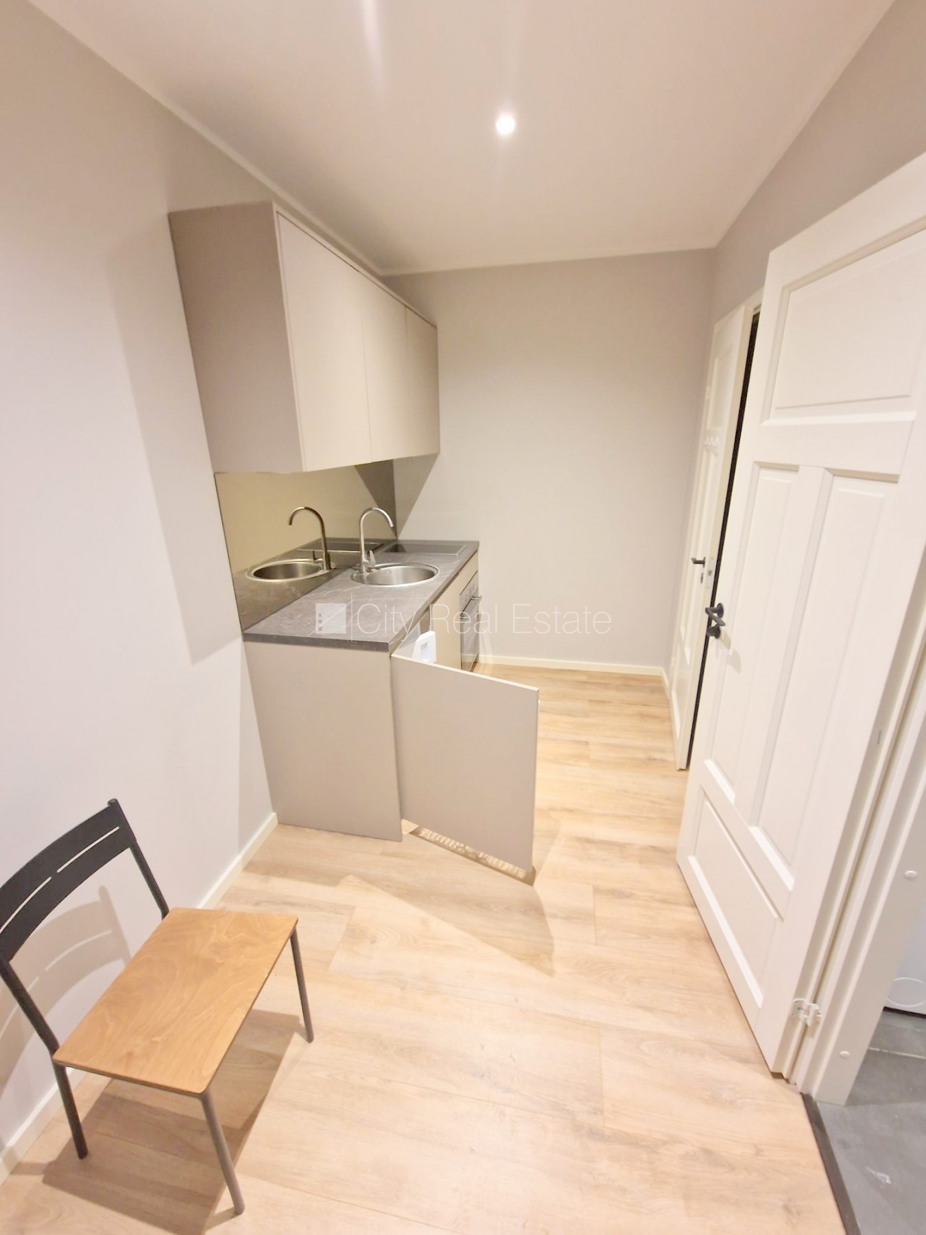 Sludinājumi. Pagalma ēka, renovēta māja, slēgts pagalms, ieeja no ielas un pagalma, logi vērsti uz ielas pusi, Cena: 380 EUR/mēn Foto #9