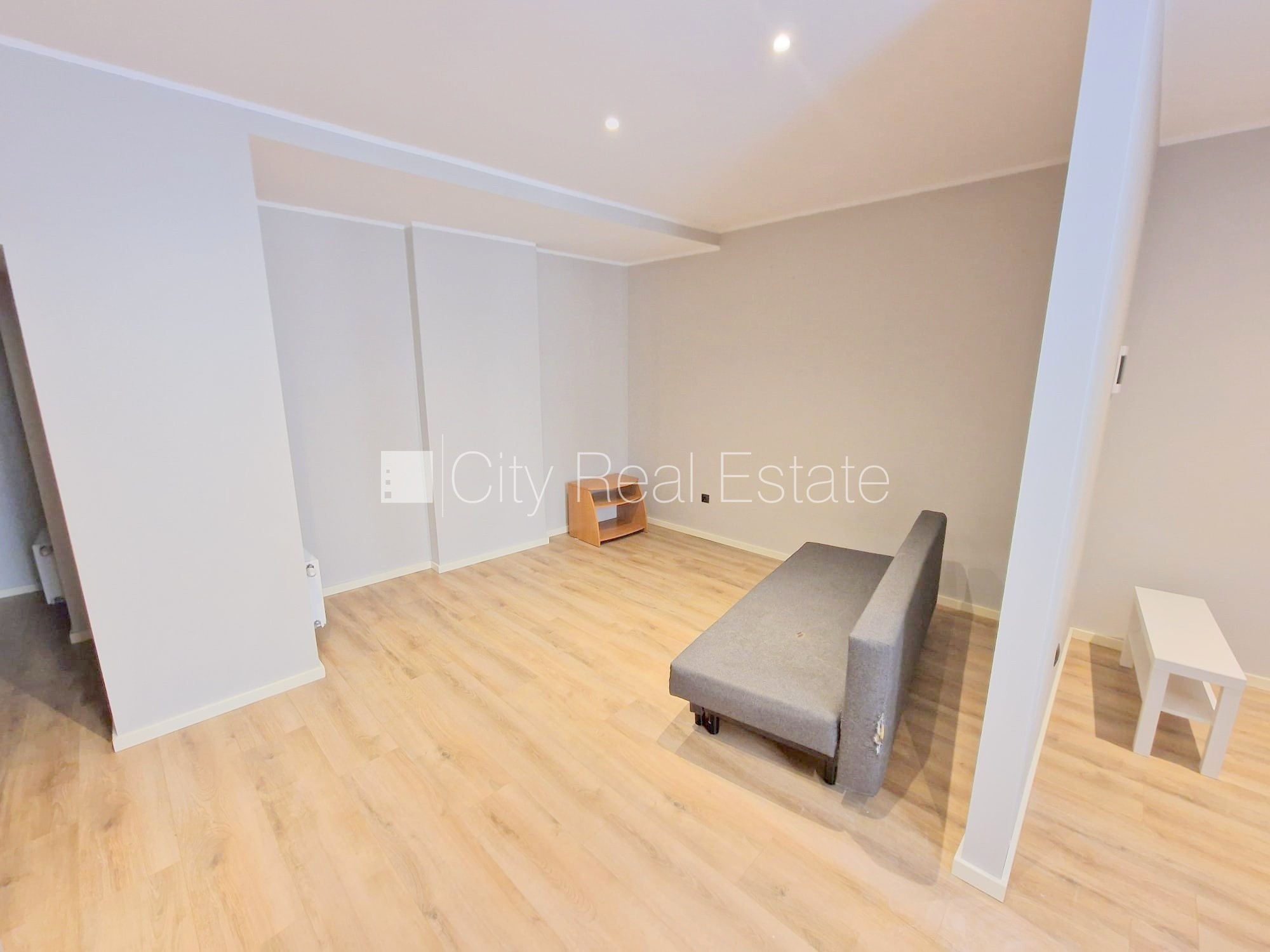 Sludinājumi. Pagalma ēka, renovēta māja, slēgts pagalms, ieeja no ielas un pagalma, logi vērsti uz ielas pusi, Cena: 380 EUR/mēn Foto #2