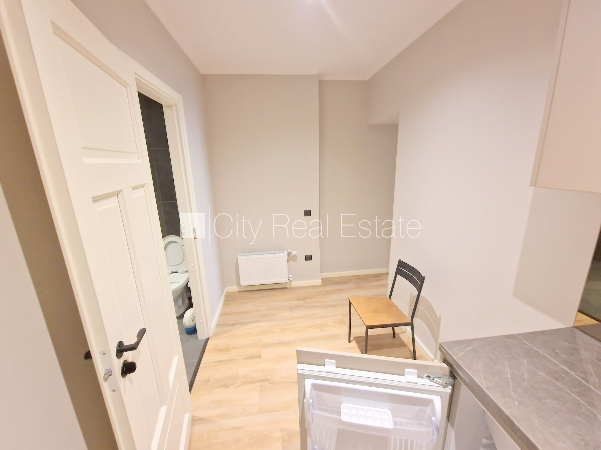 Sludinājumi. Pagalma ēka, renovēta māja, slēgts pagalms, ieeja no ielas un pagalma, logi vērsti uz ielas pusi, Cena: 380 EUR/mēn Foto #13