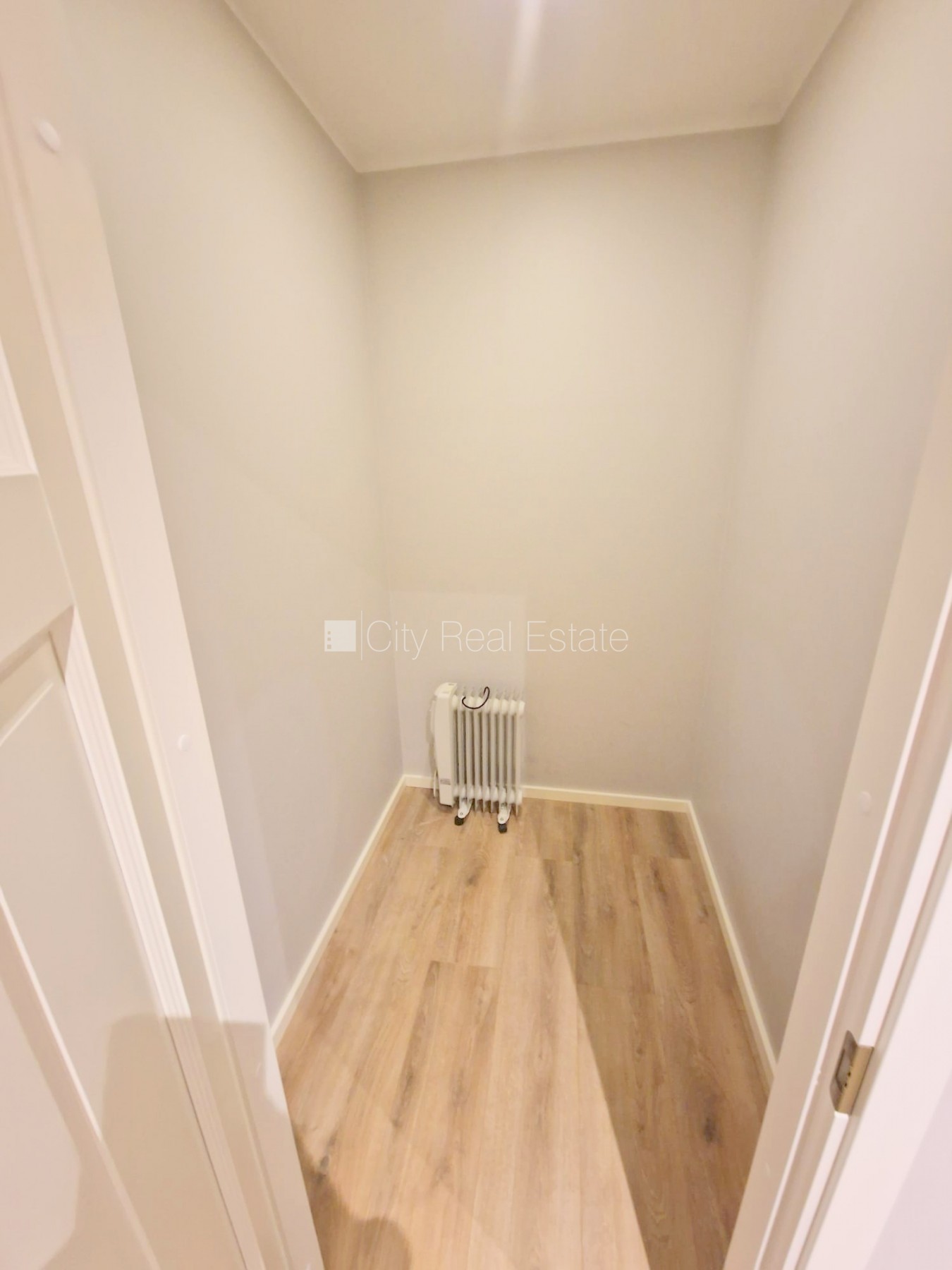 Sludinājumi. Pagalma ēka, renovēta māja, slēgts pagalms, ieeja no ielas un pagalma, logi vērsti uz ielas pusi, Cena: 380 EUR/mēn Foto #16