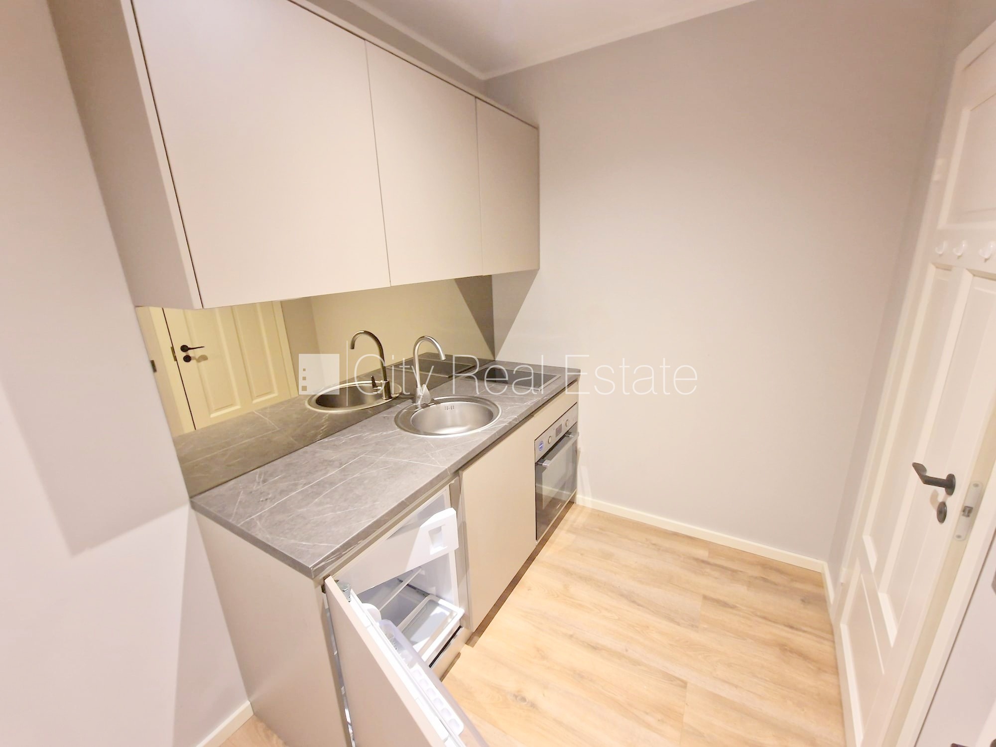 Sludinājumi. Pagalma ēka, renovēta māja, slēgts pagalms, ieeja no ielas un pagalma, logi vērsti uz ielas pusi, Cena: 380 EUR/mēn Foto #10