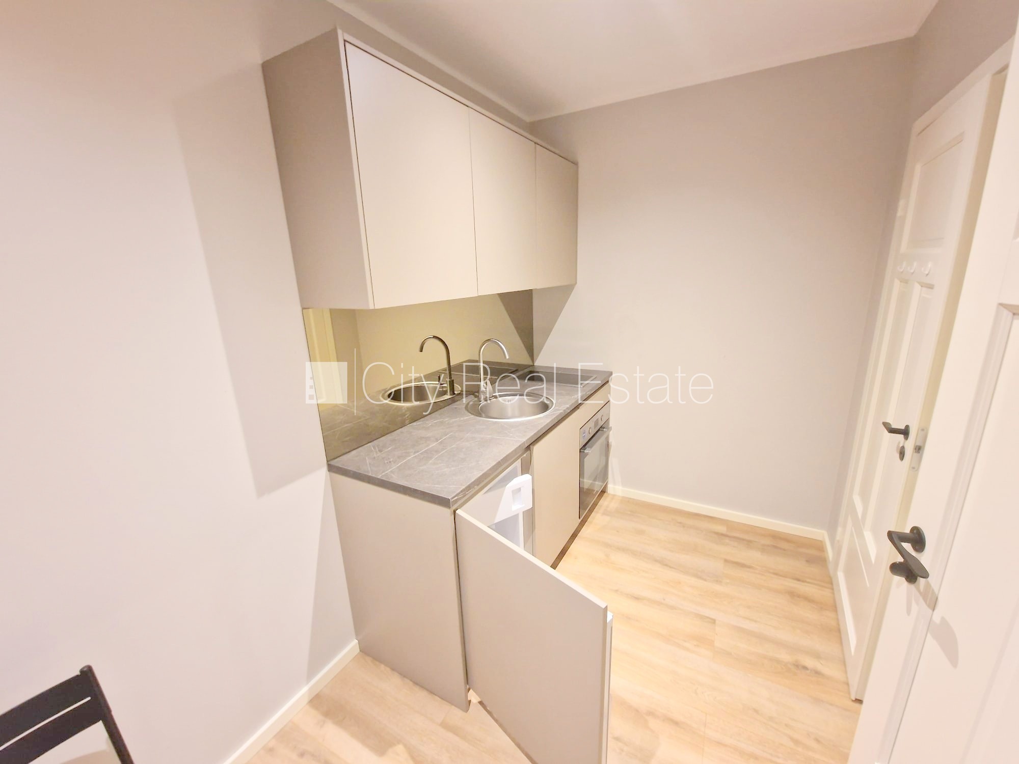 Sludinājumi. Pagalma ēka, renovēta māja, slēgts pagalms, ieeja no ielas un pagalma, logi vērsti uz ielas pusi, Cena: 380 EUR/mēn Foto #11