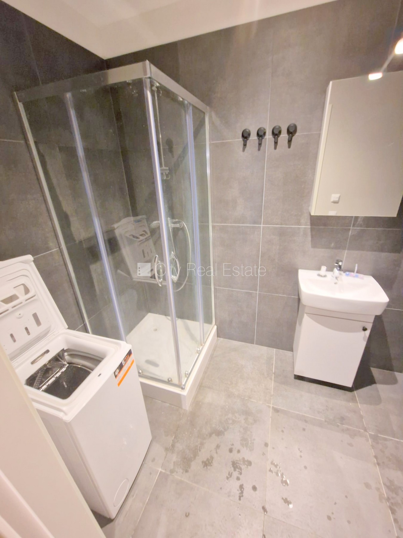 Sludinājumi. Pagalma ēka, renovēta māja, slēgts pagalms, ieeja no ielas un pagalma, logi vērsti uz ielas pusi, Cena: 380 EUR/mēn Foto #15